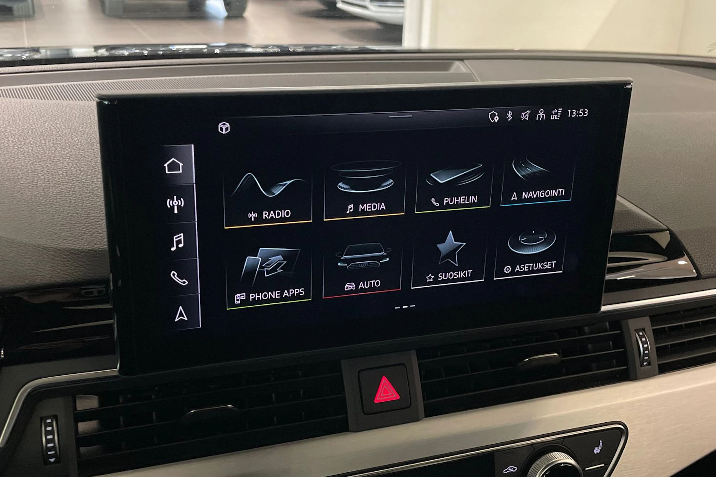 Musta Audi A4 2021 kuva 20.