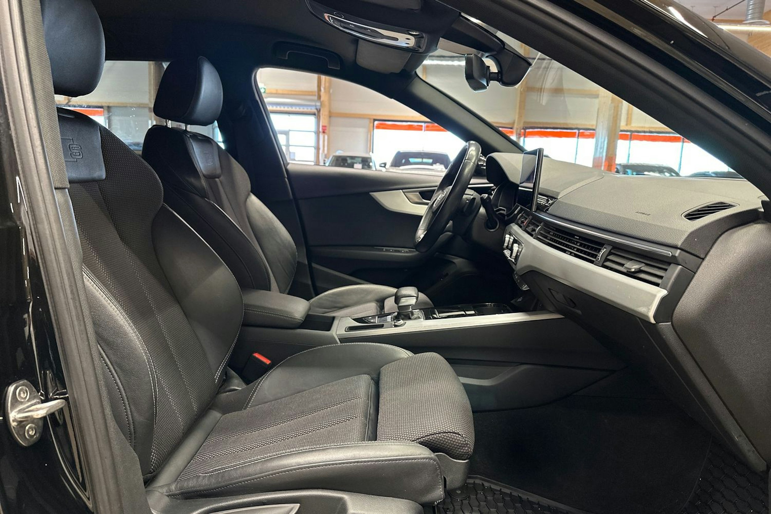 musta Audi A4 2021 kuva 13.