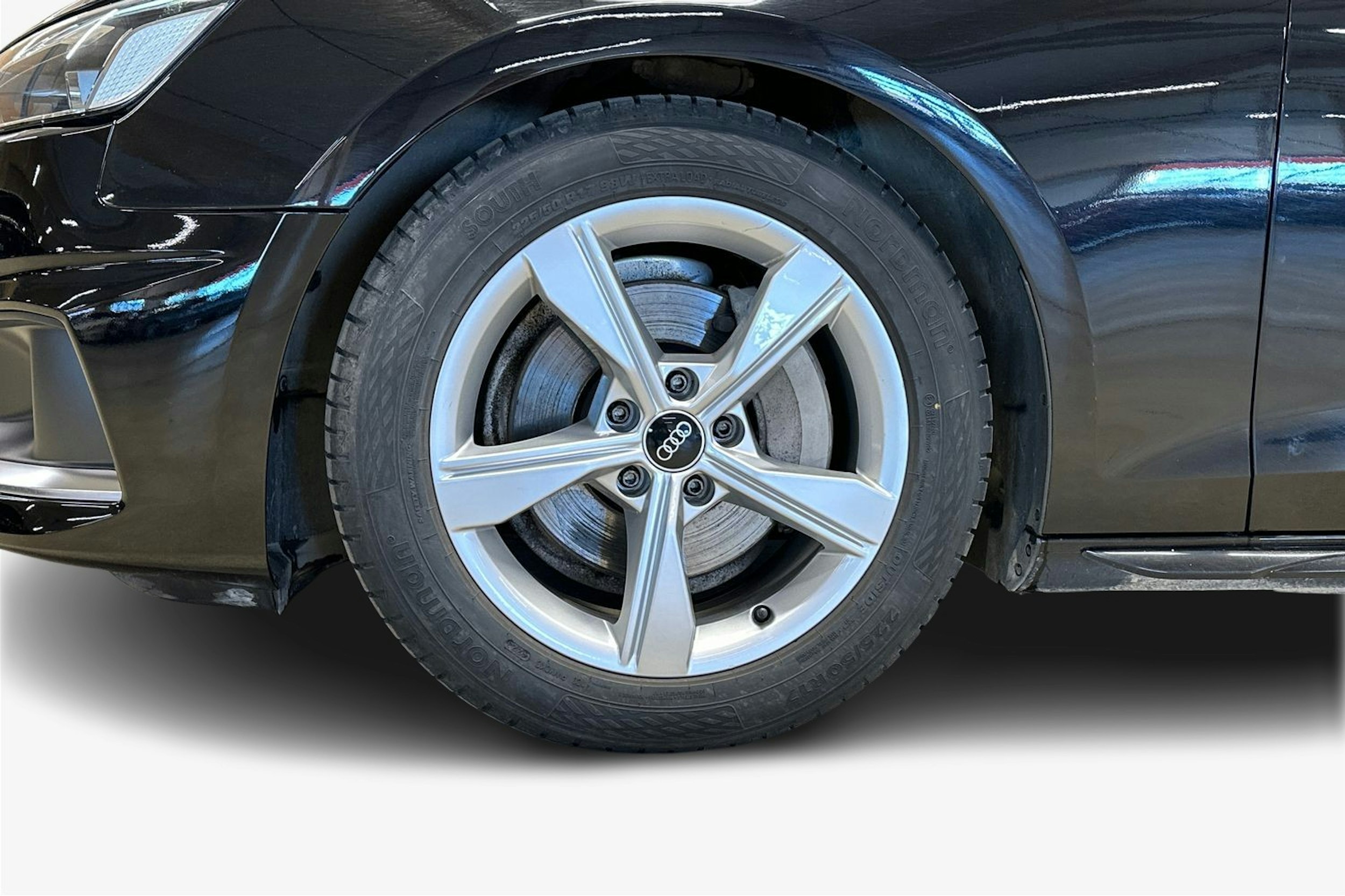 musta Audi A4 2021 kuva 17.
