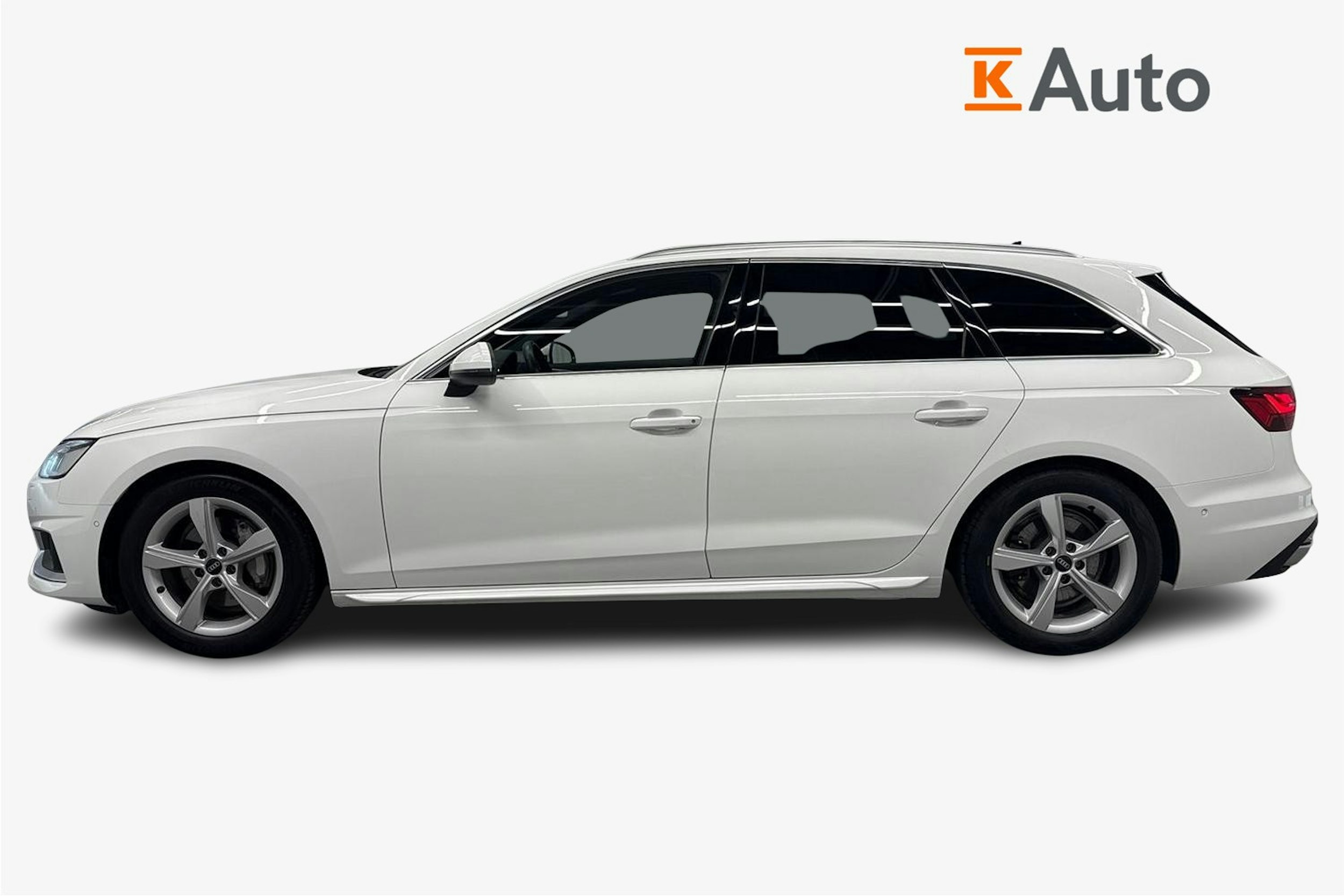 valkoinen Audi A4 2021 kuva 6.