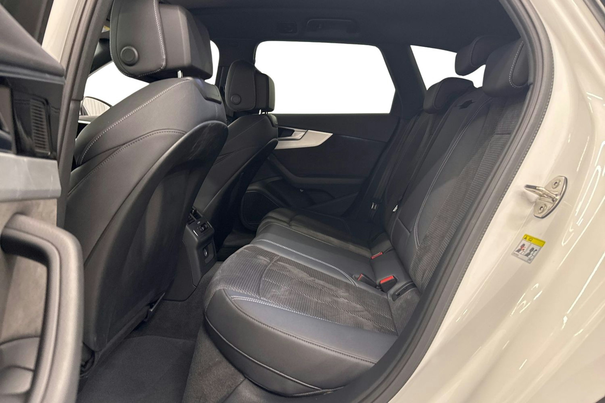 valkoinen Audi A4 2021 kuva 10.