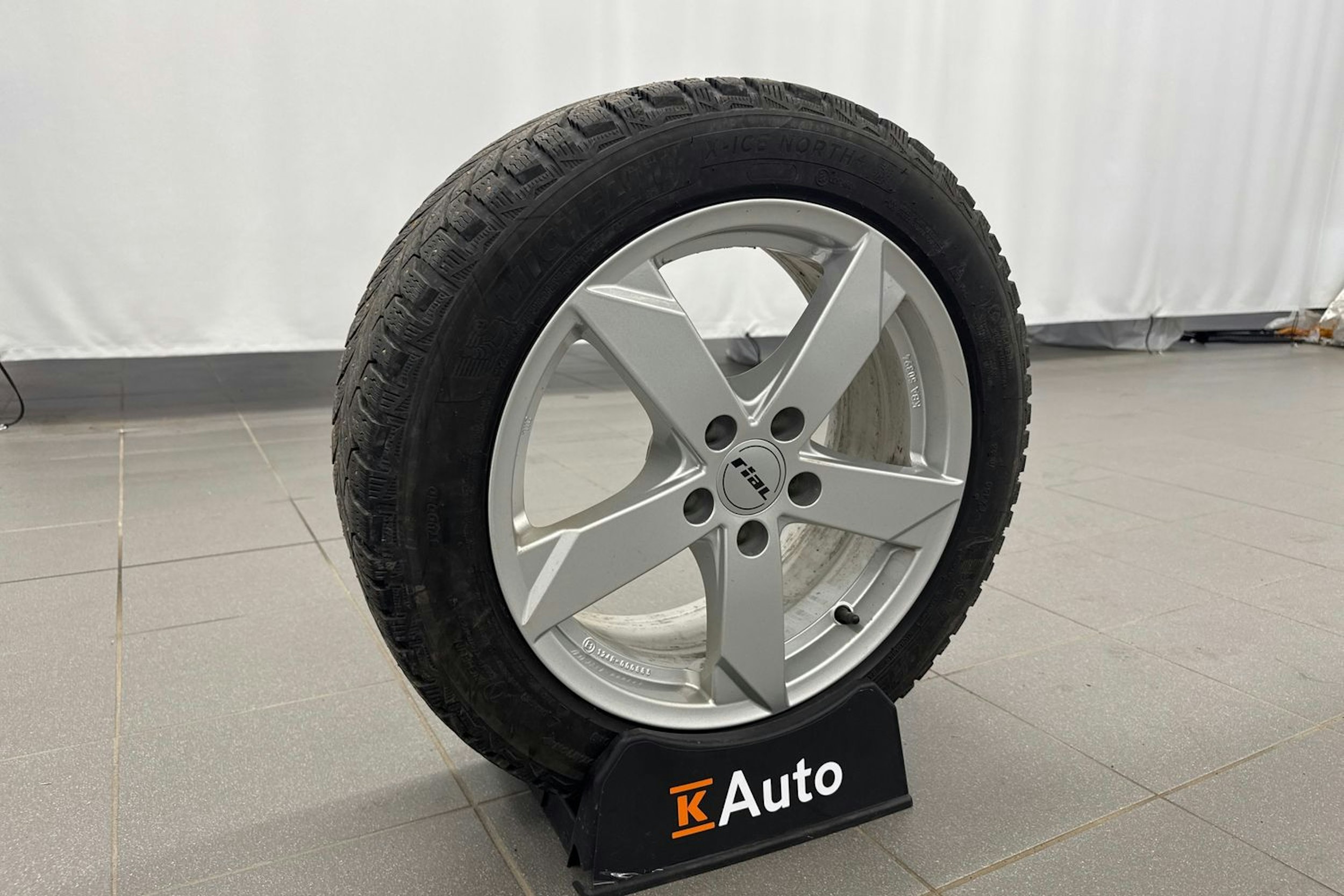 valkoinen Audi A4 2021 kuva 13.