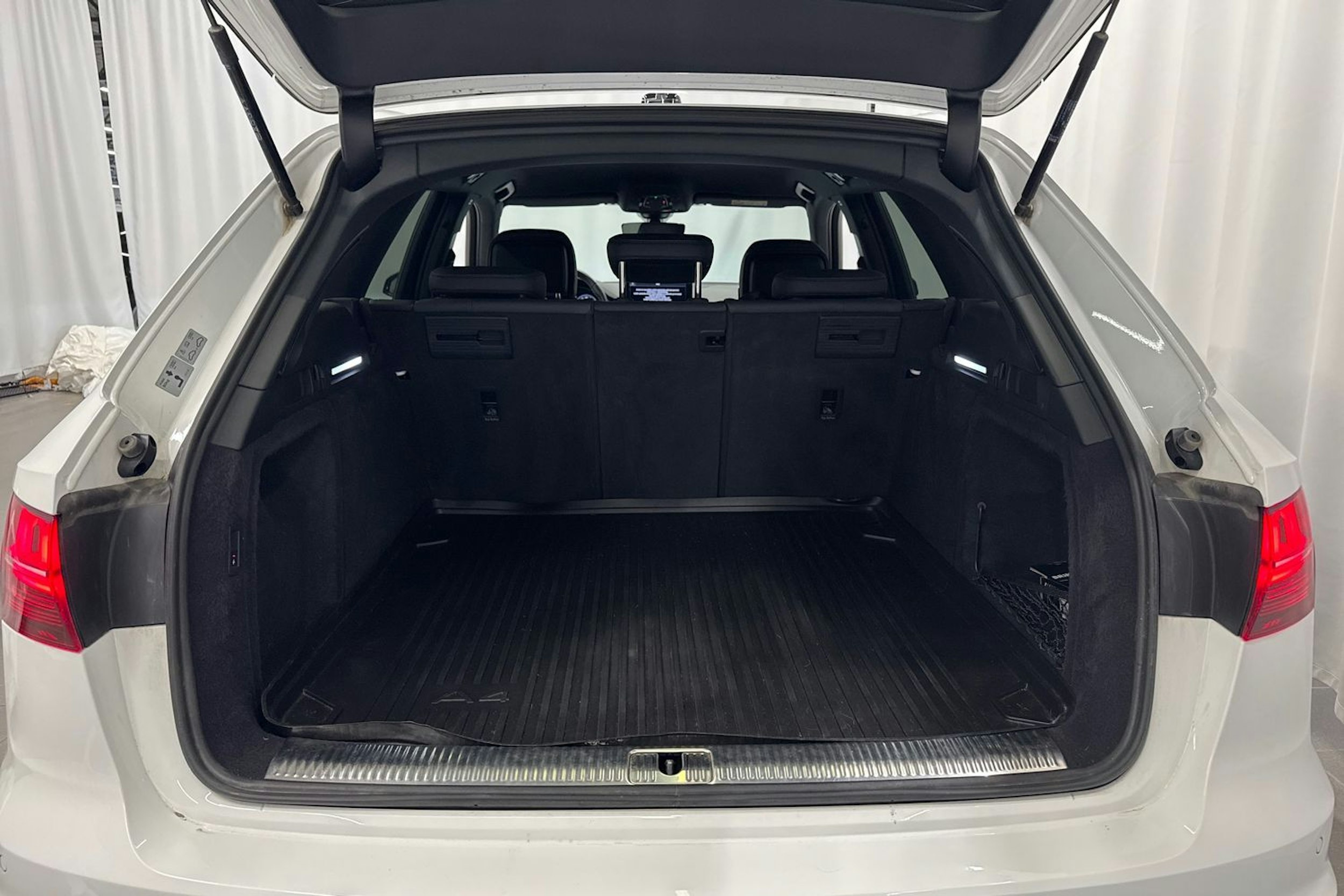 valkoinen Audi A4 2021 kuva 14.