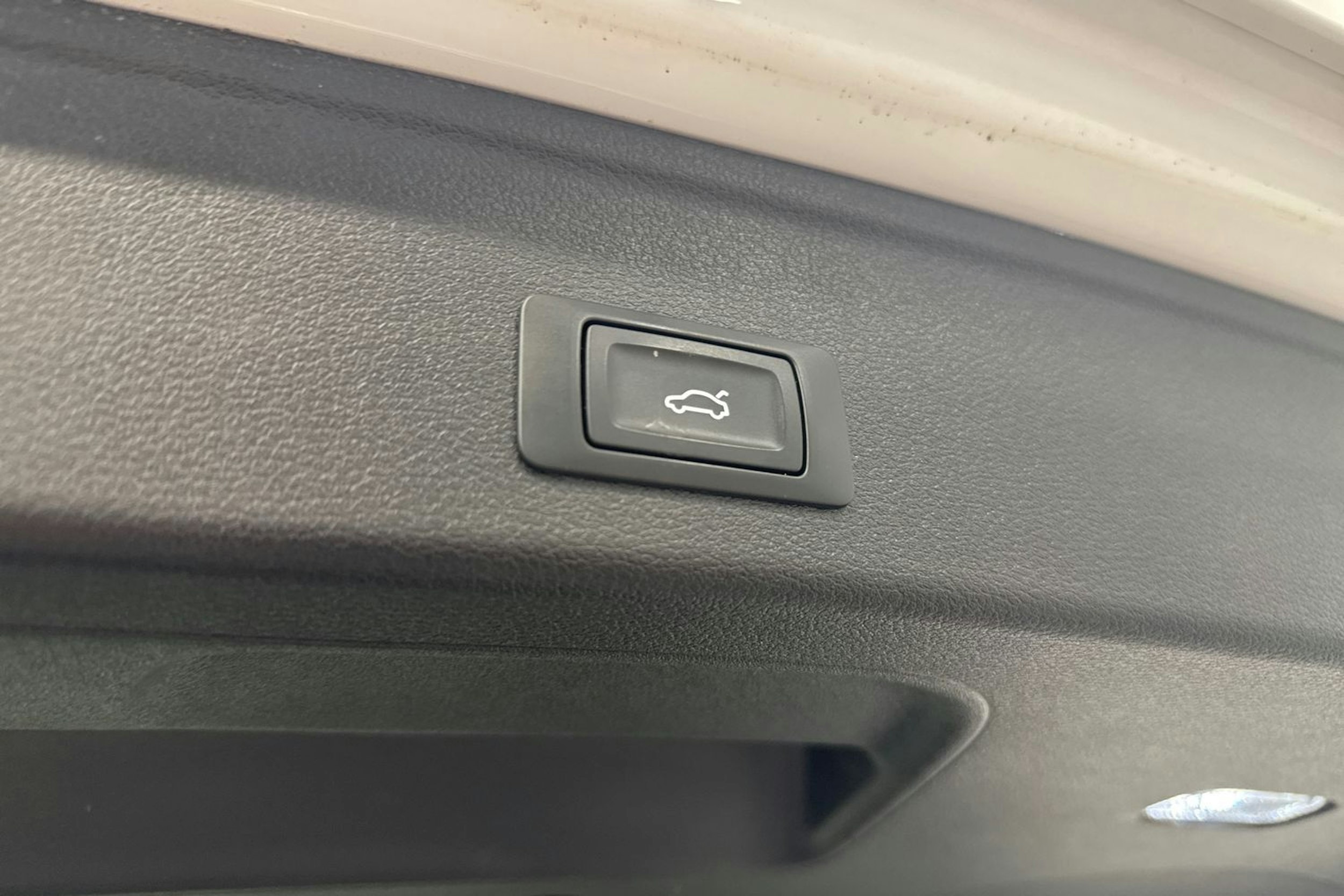 valkoinen Audi A4 2021 kuva 15.