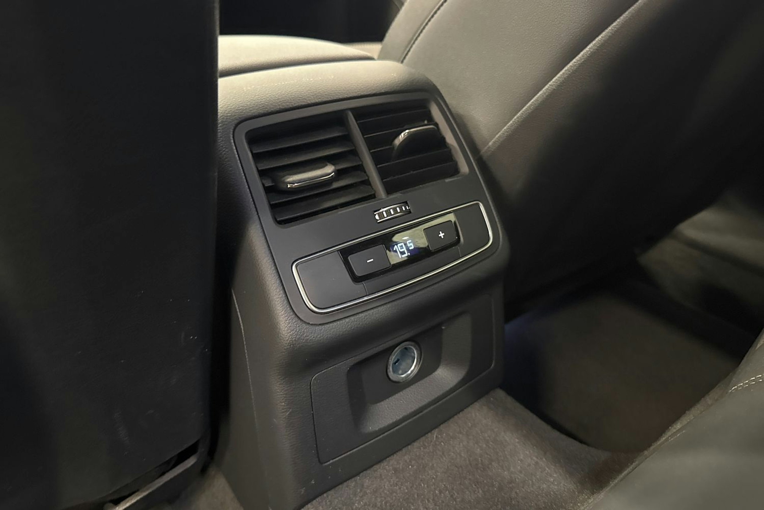 valkoinen Audi A4 2021 kuva 17.