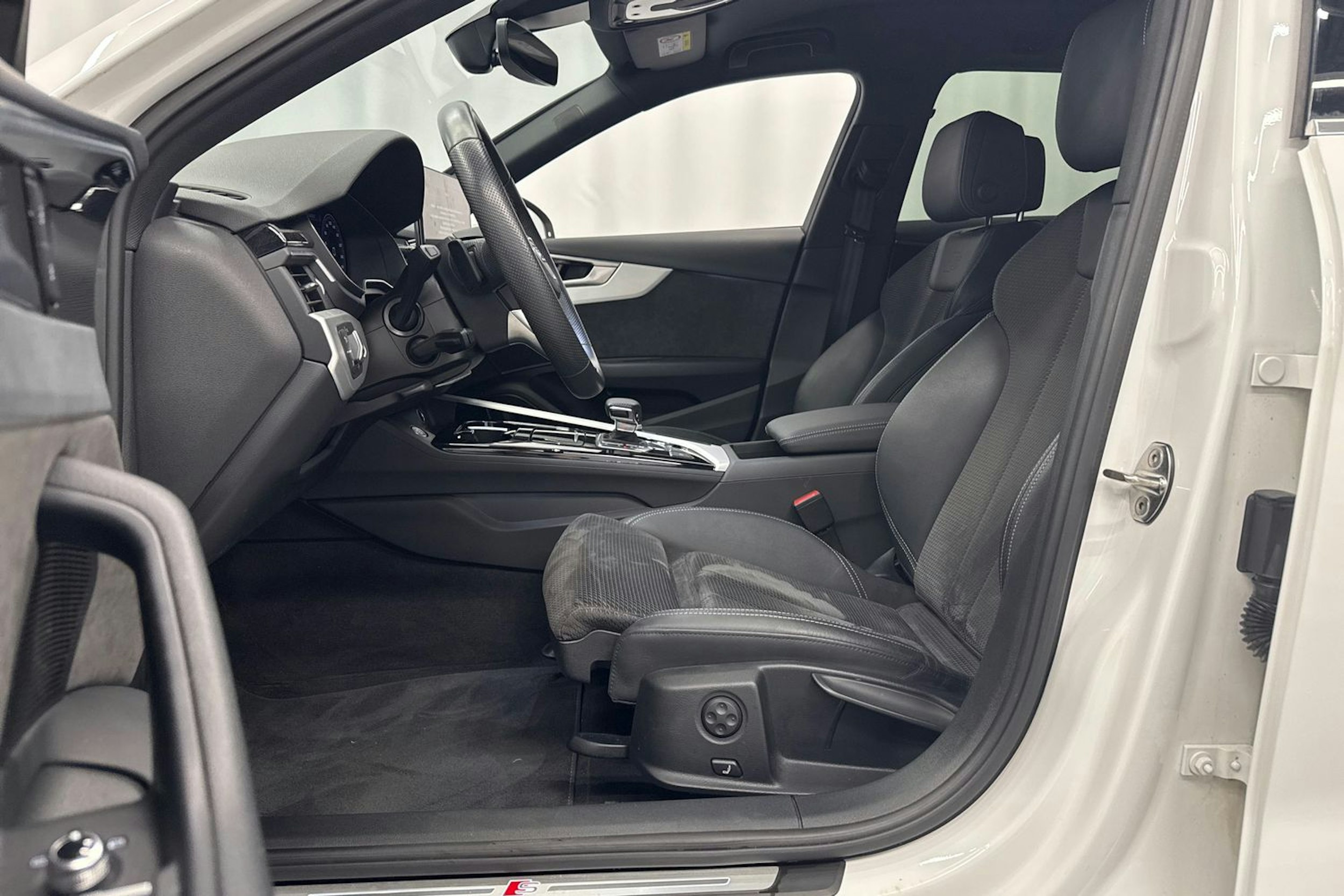 valkoinen Audi A4 2021 kuva 18.