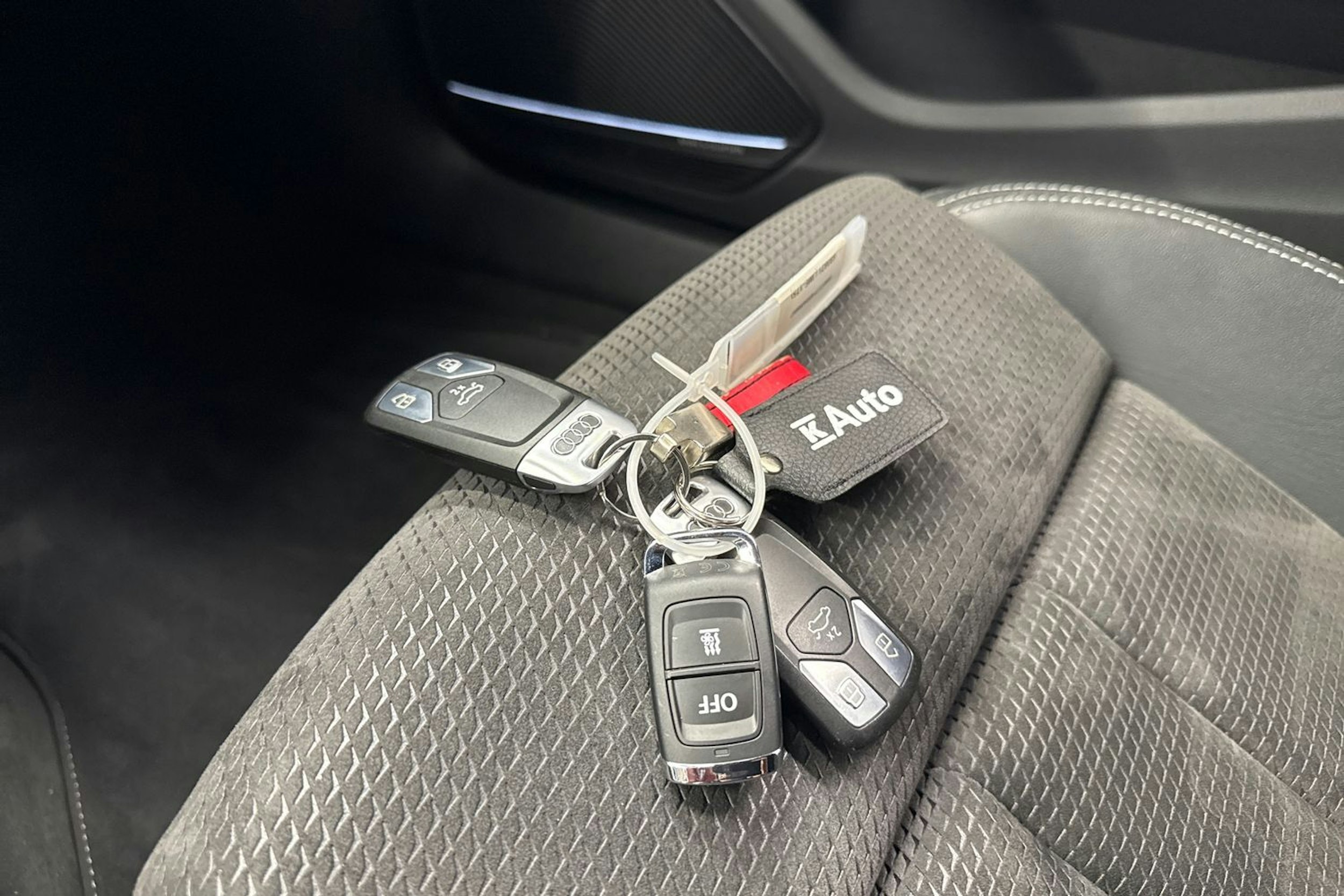 valkoinen Audi A4 2021 kuva 32.