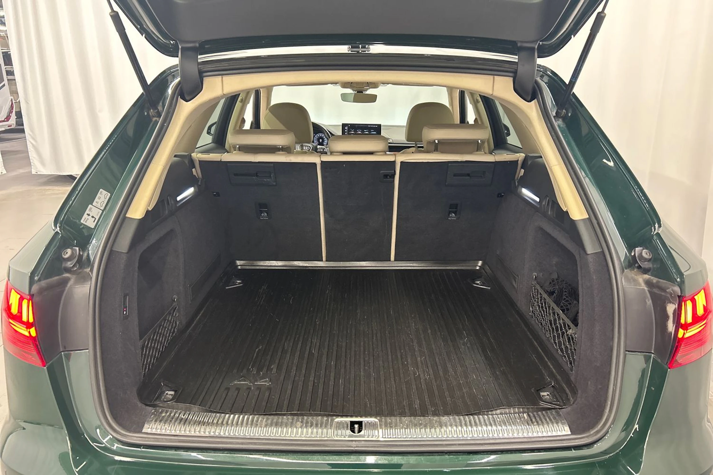 vihreä Audi A4 2021 kuva 13.