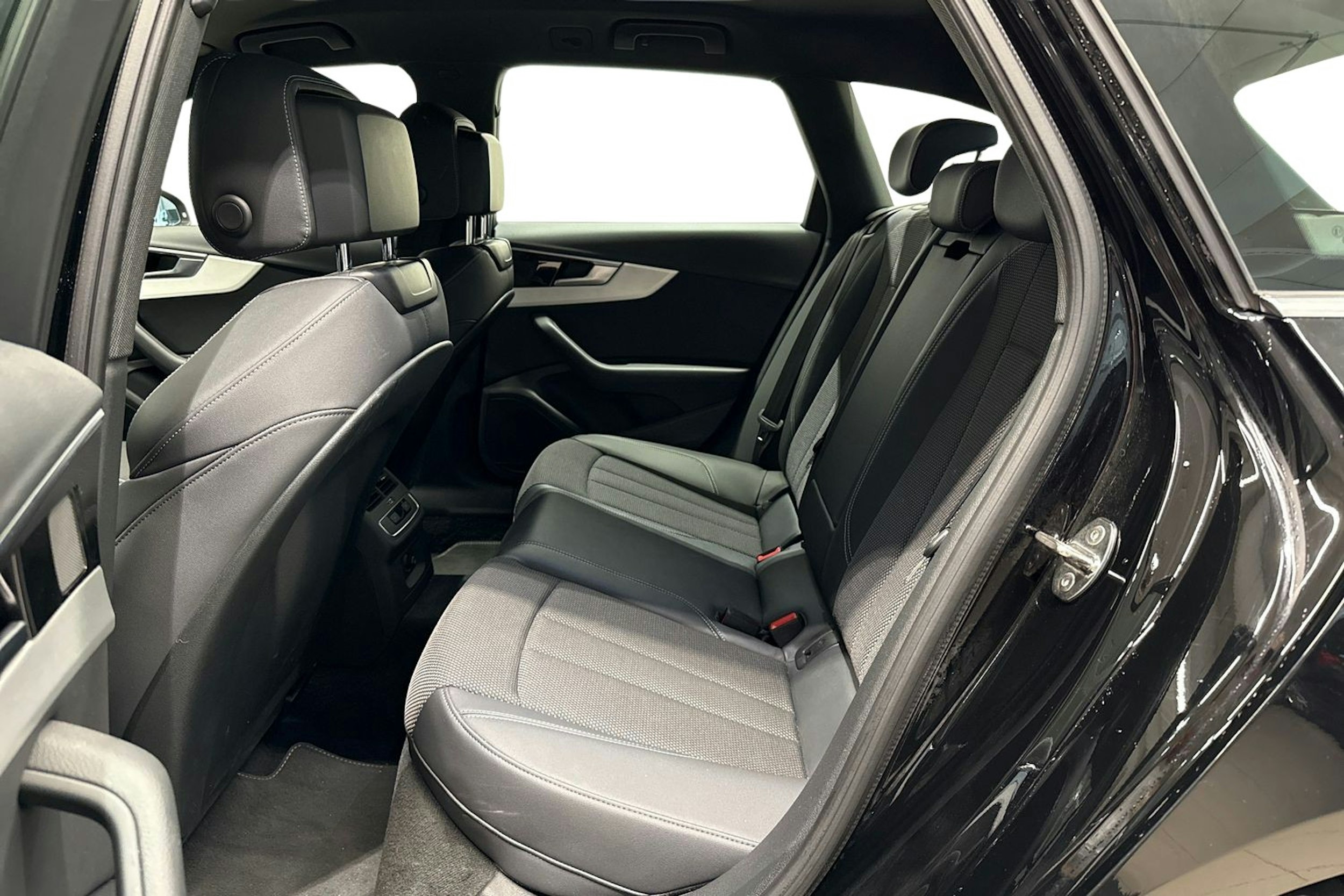 musta Audi A4 2021 kuva 10.