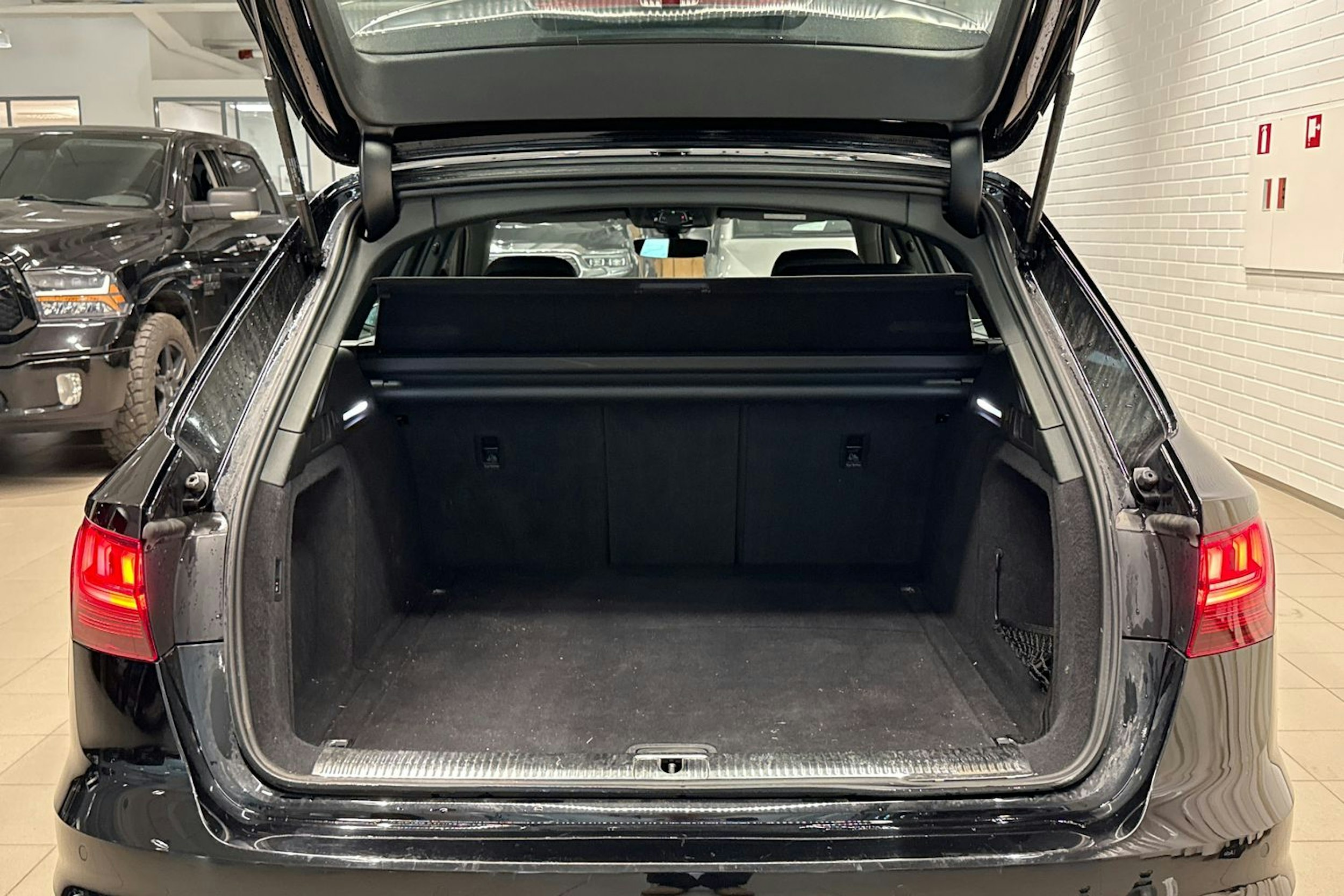 musta Audi A4 2021 kuva 20.