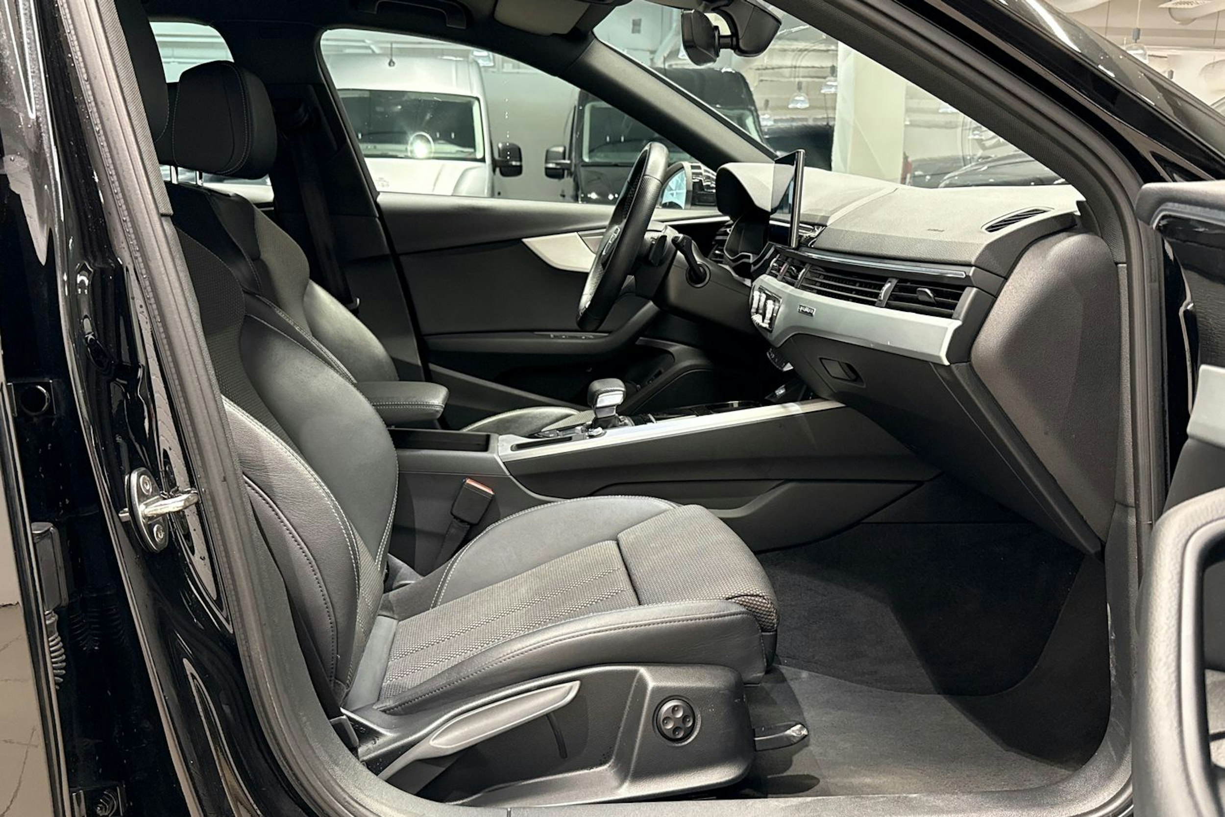 musta Audi A4 2021 kuva 22.