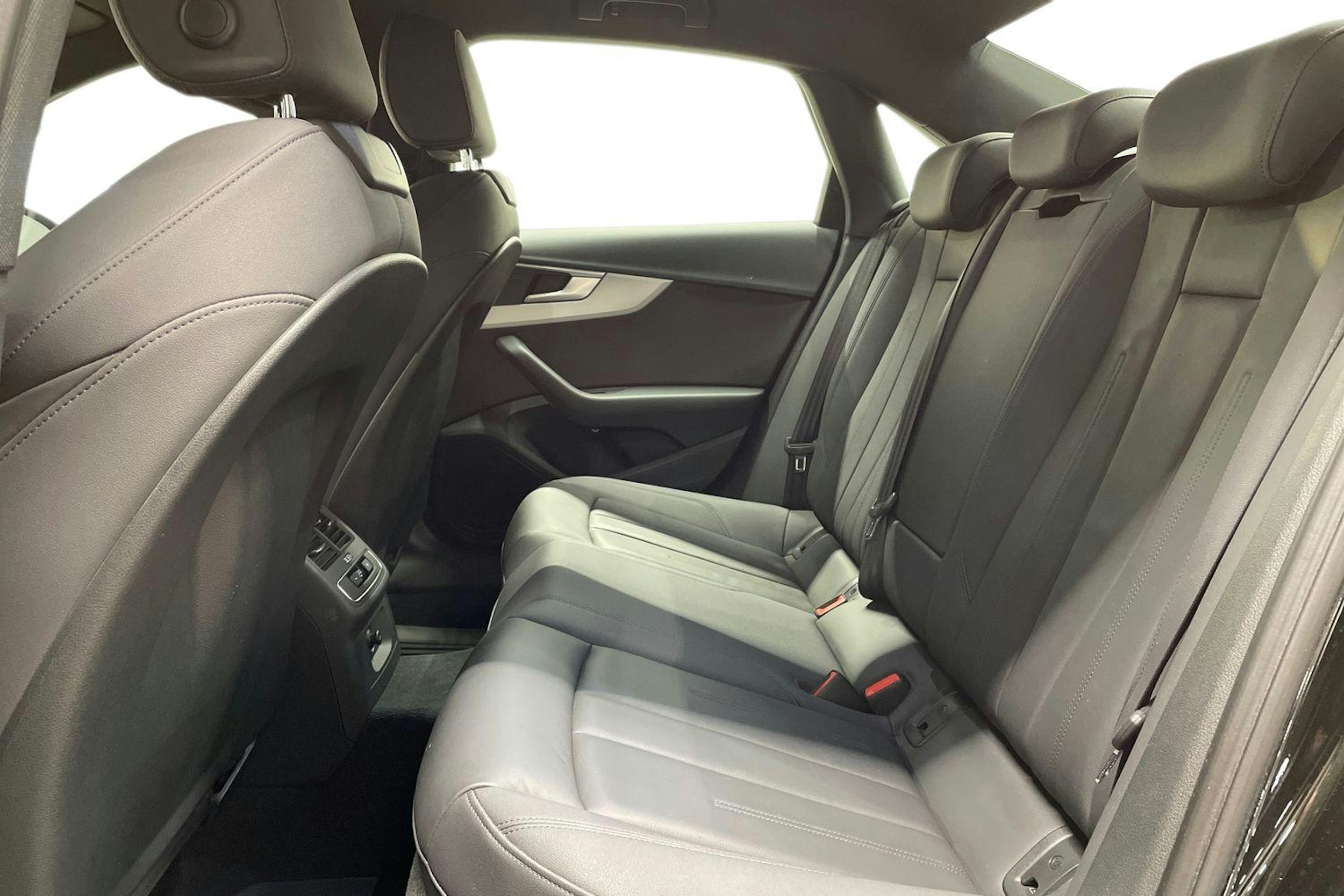 musta Audi A4 2021 kuva 8.