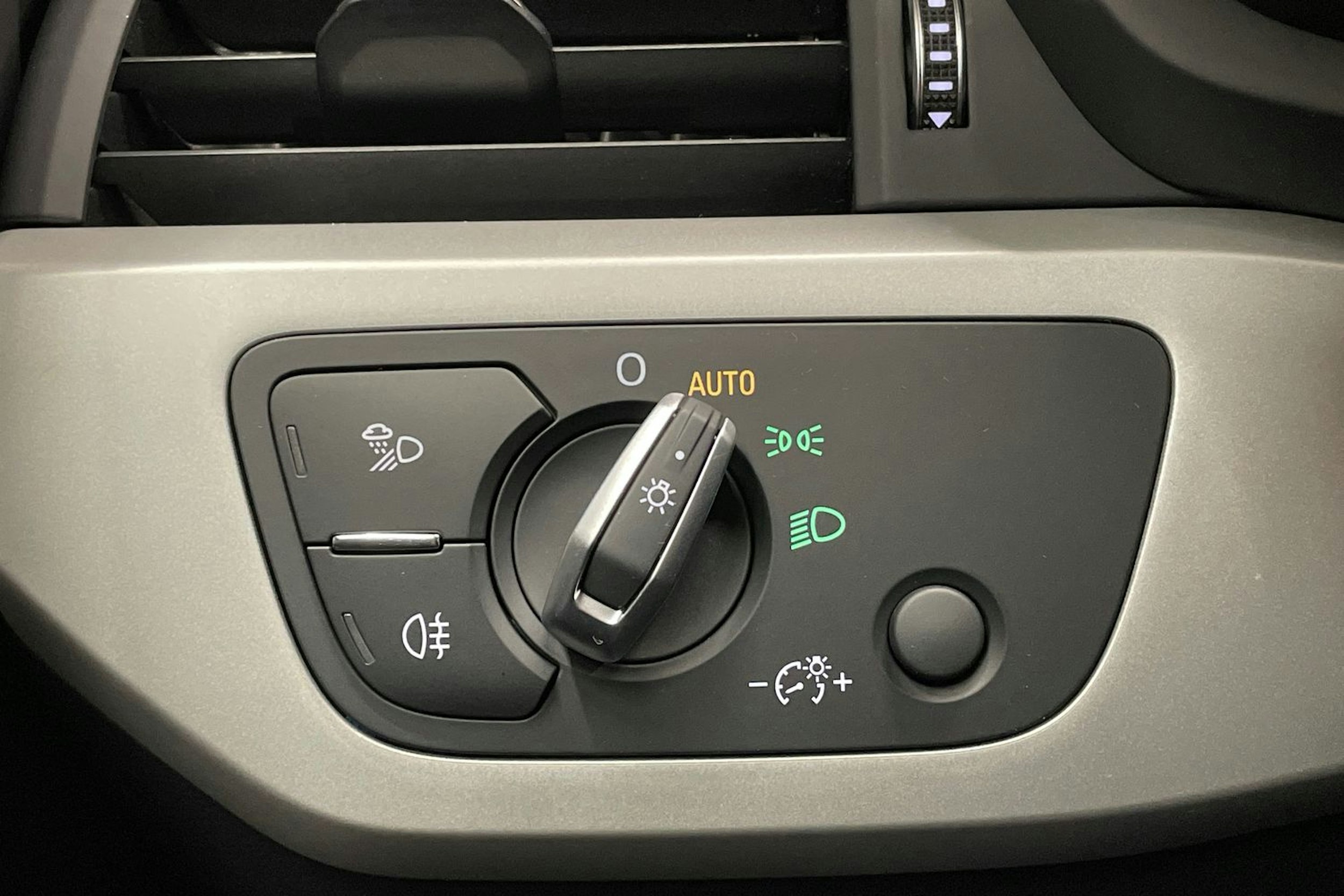 musta Audi A4 2021 kuva 21.