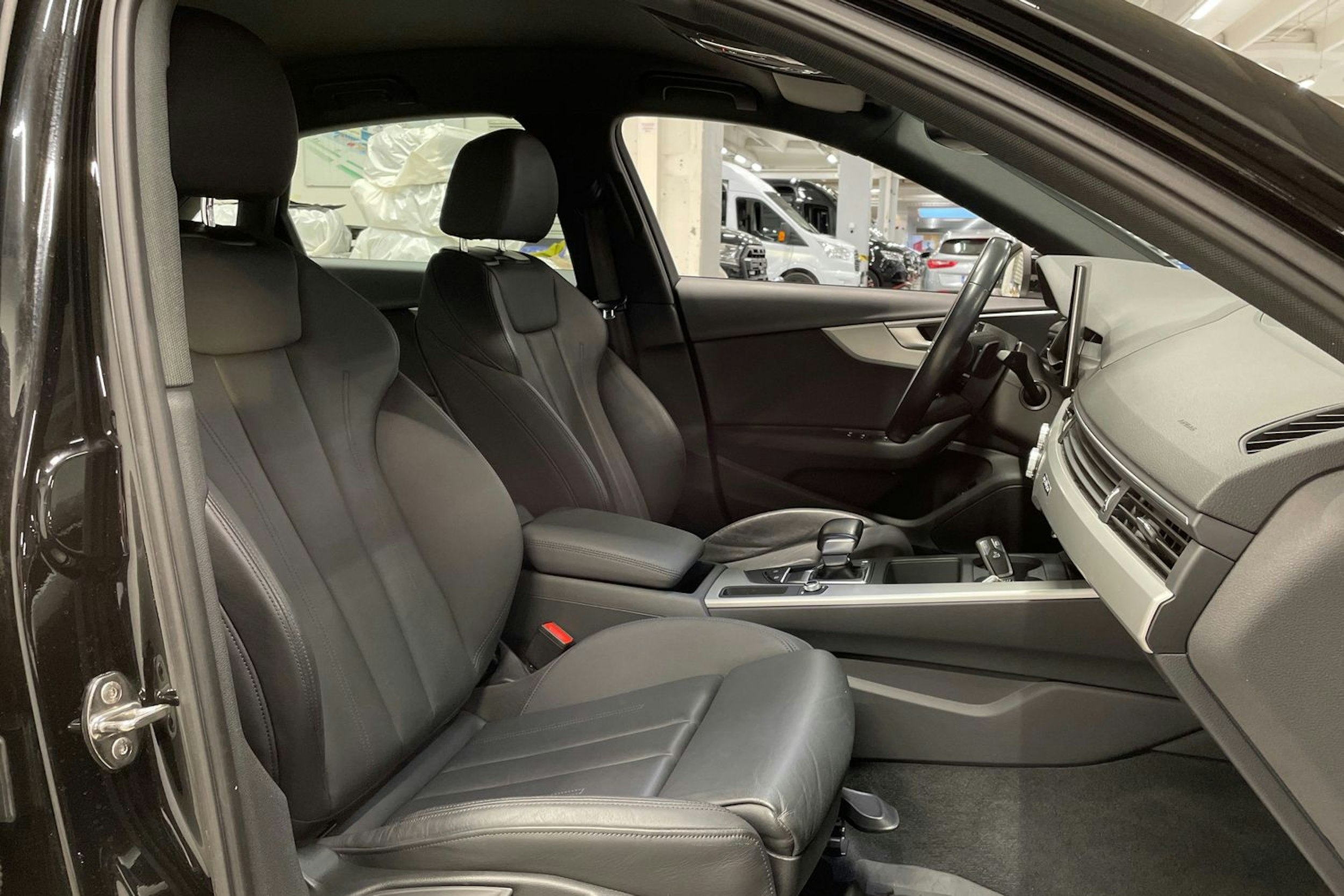 musta Audi A4 2021 kuva 26.
