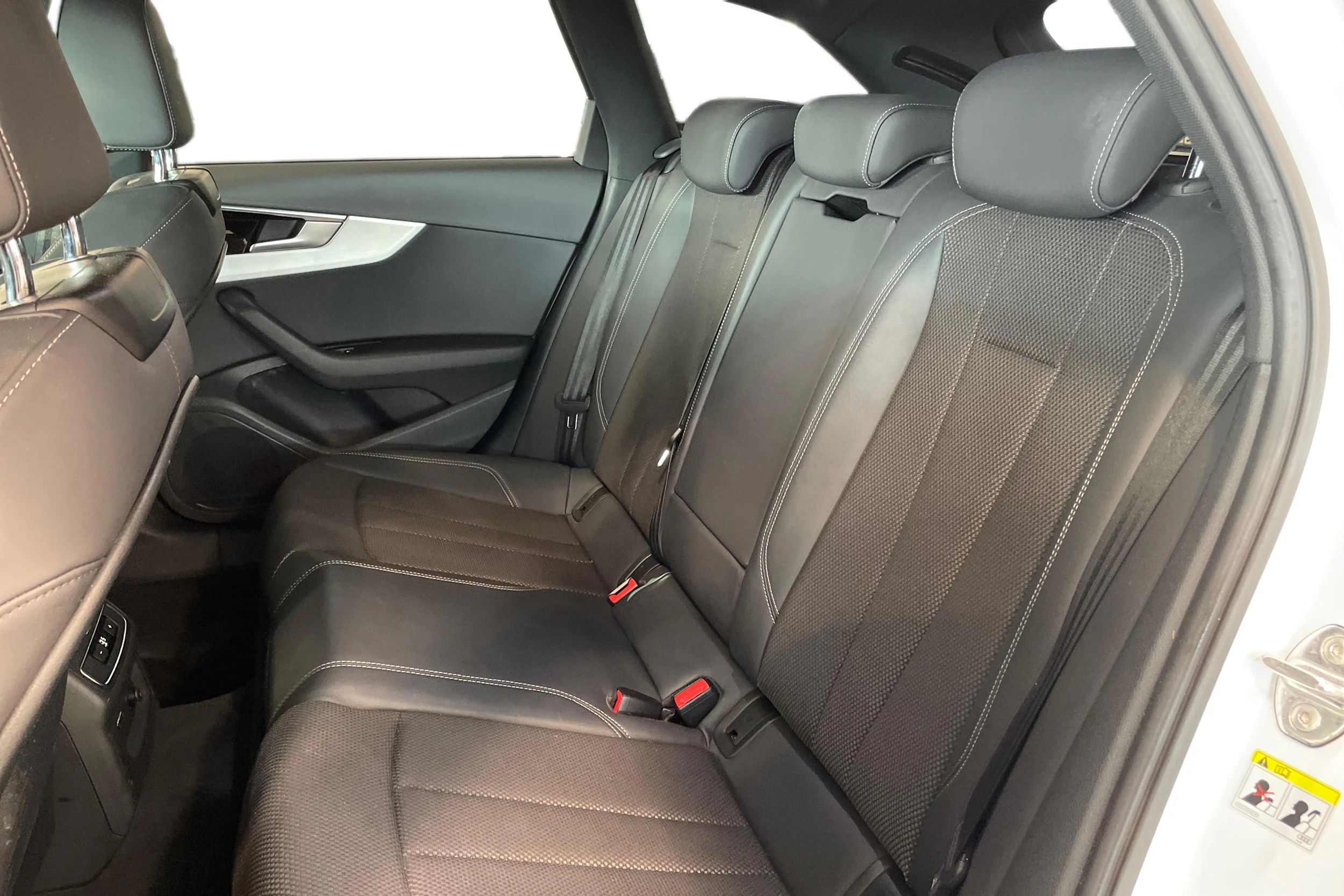 valkoinen Audi A4 2021 kuva 10.