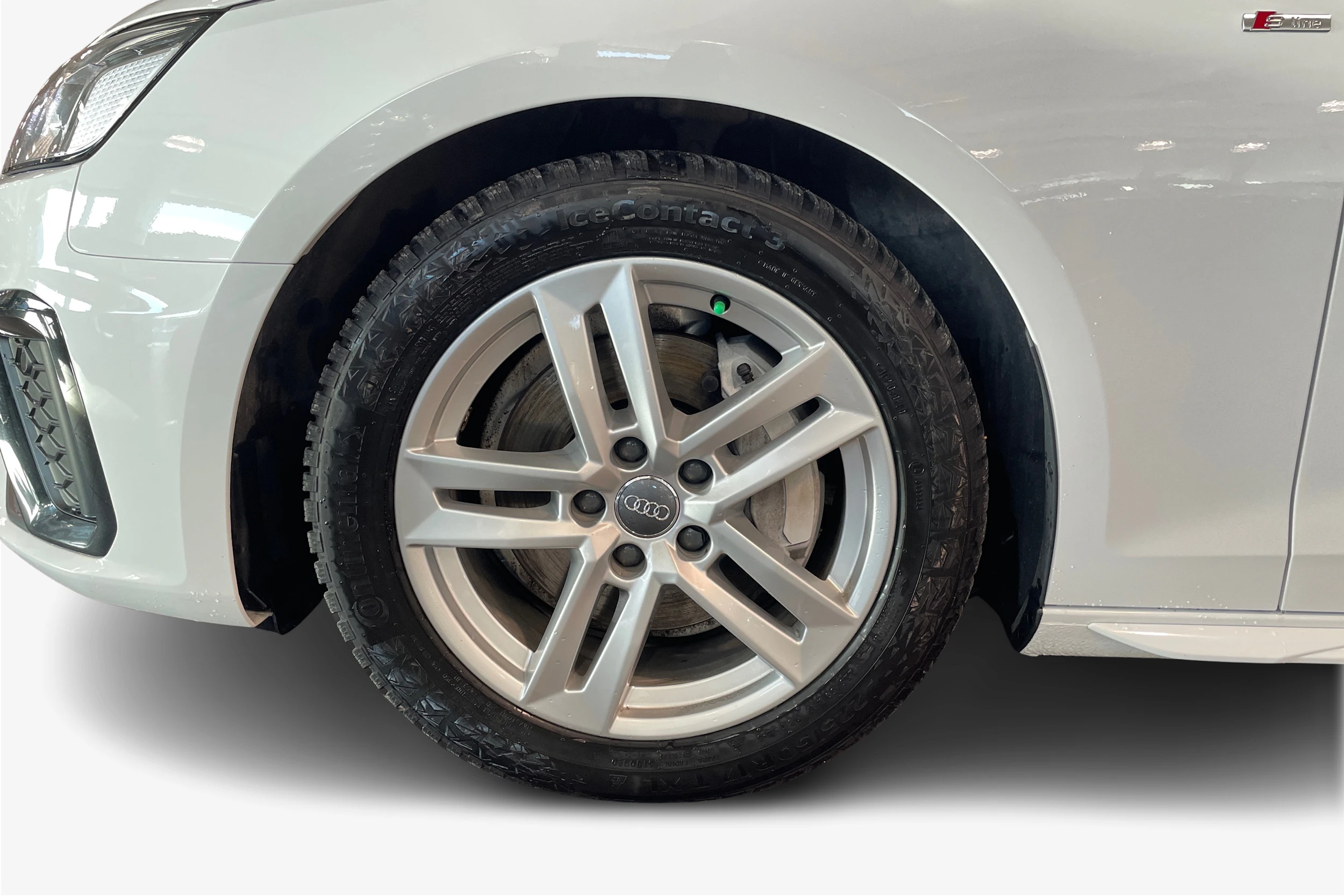 valkoinen Audi A4 2021 kuva 11.