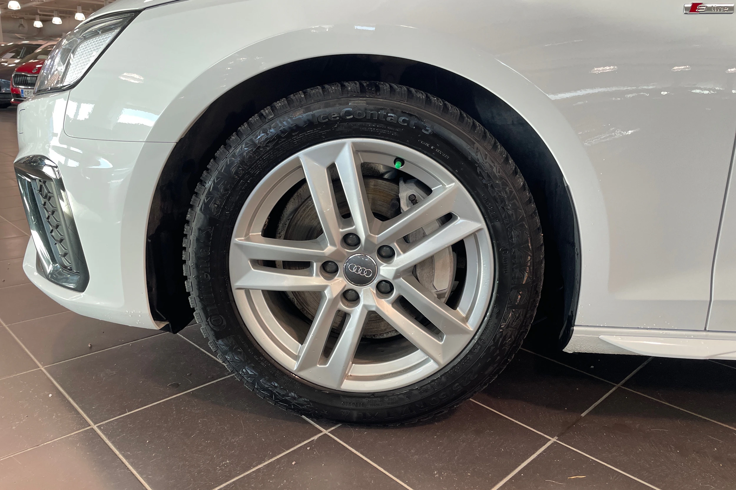 valkoinen Audi A4 2021 kuva 13.