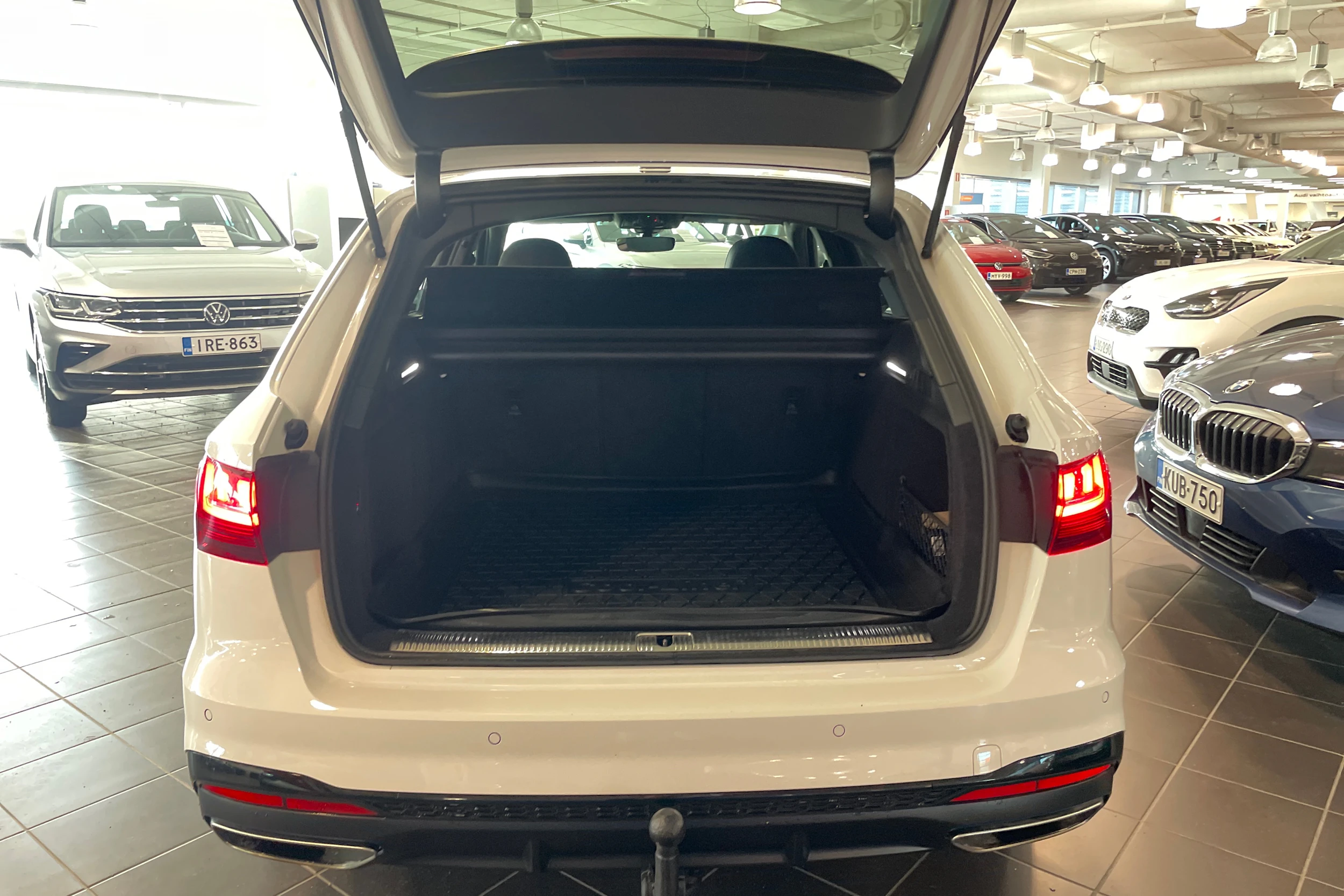 valkoinen Audi A4 2021 kuva 14.