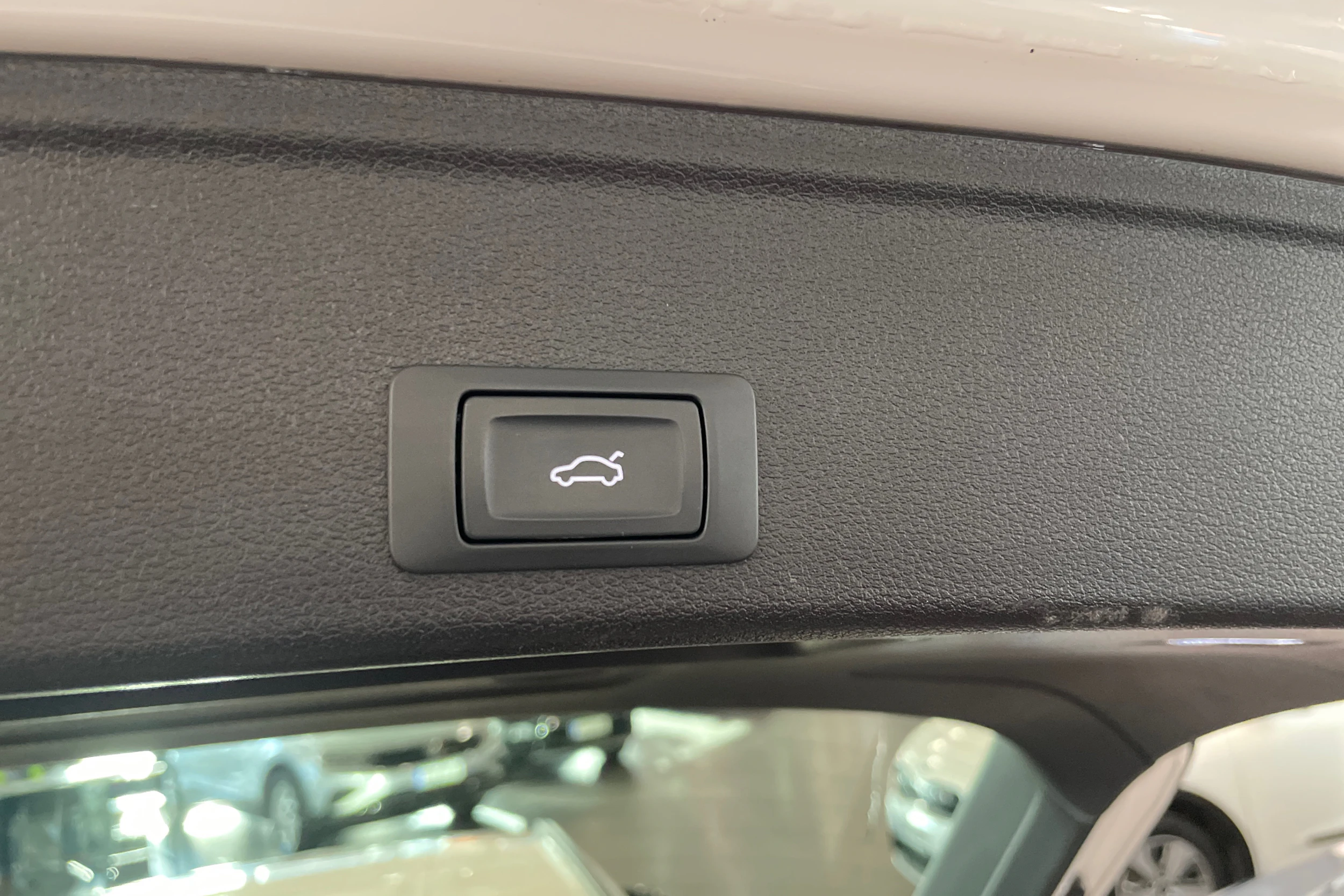 valkoinen Audi A4 2021 kuva 16.