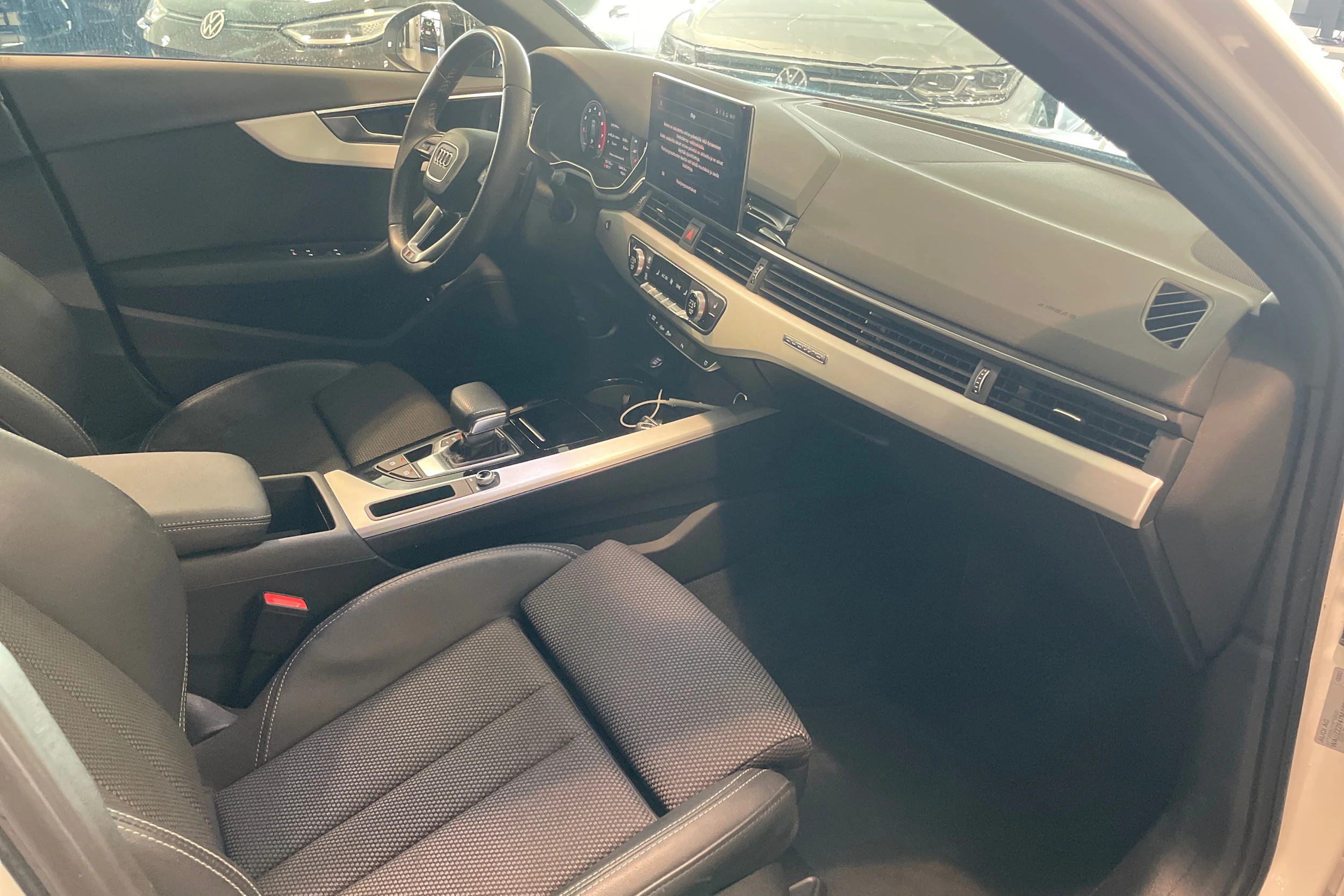 valkoinen Audi A4 2021 kuva 17.