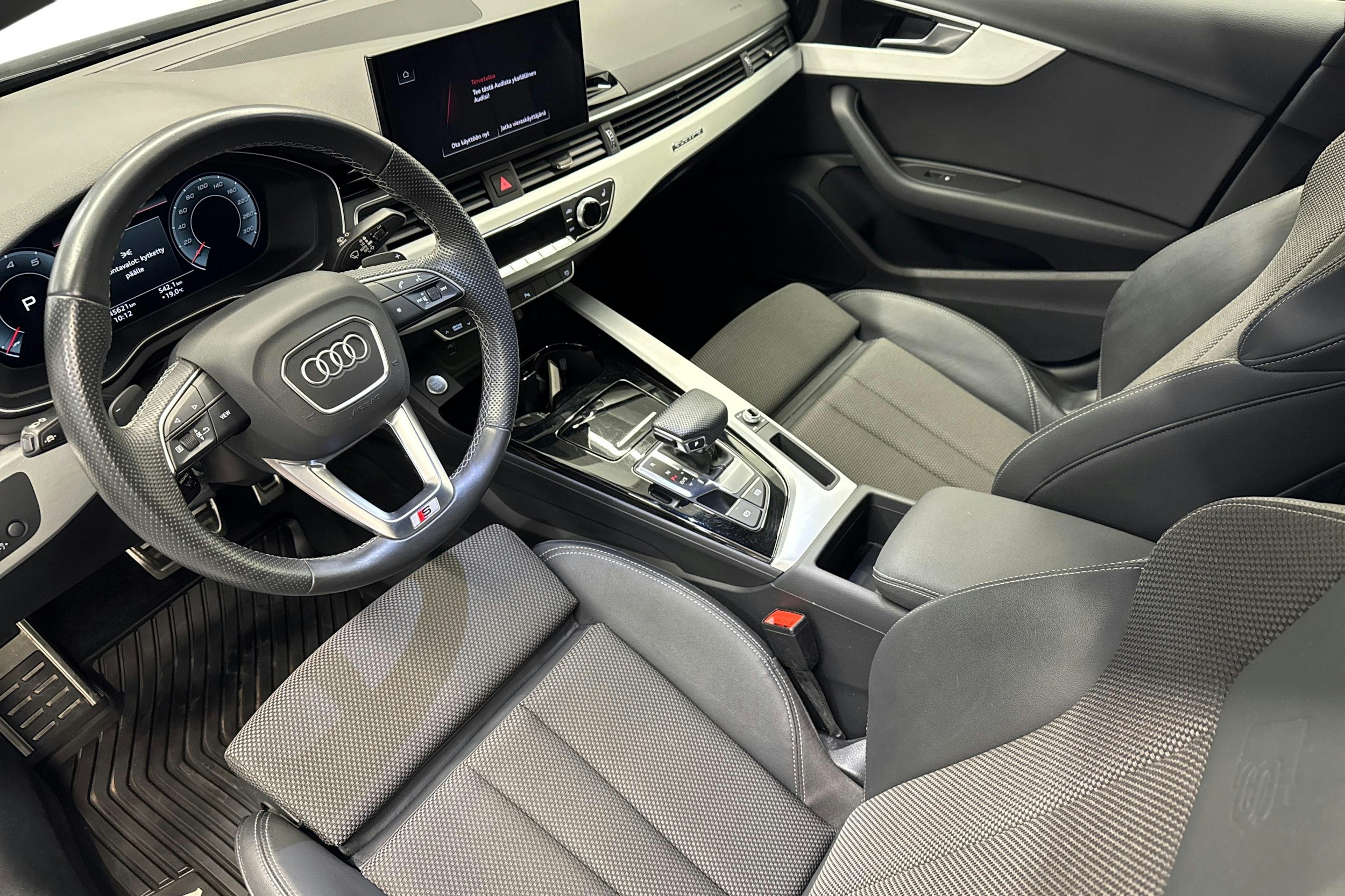 valkoinen Audi A4 2021 kuva 6.