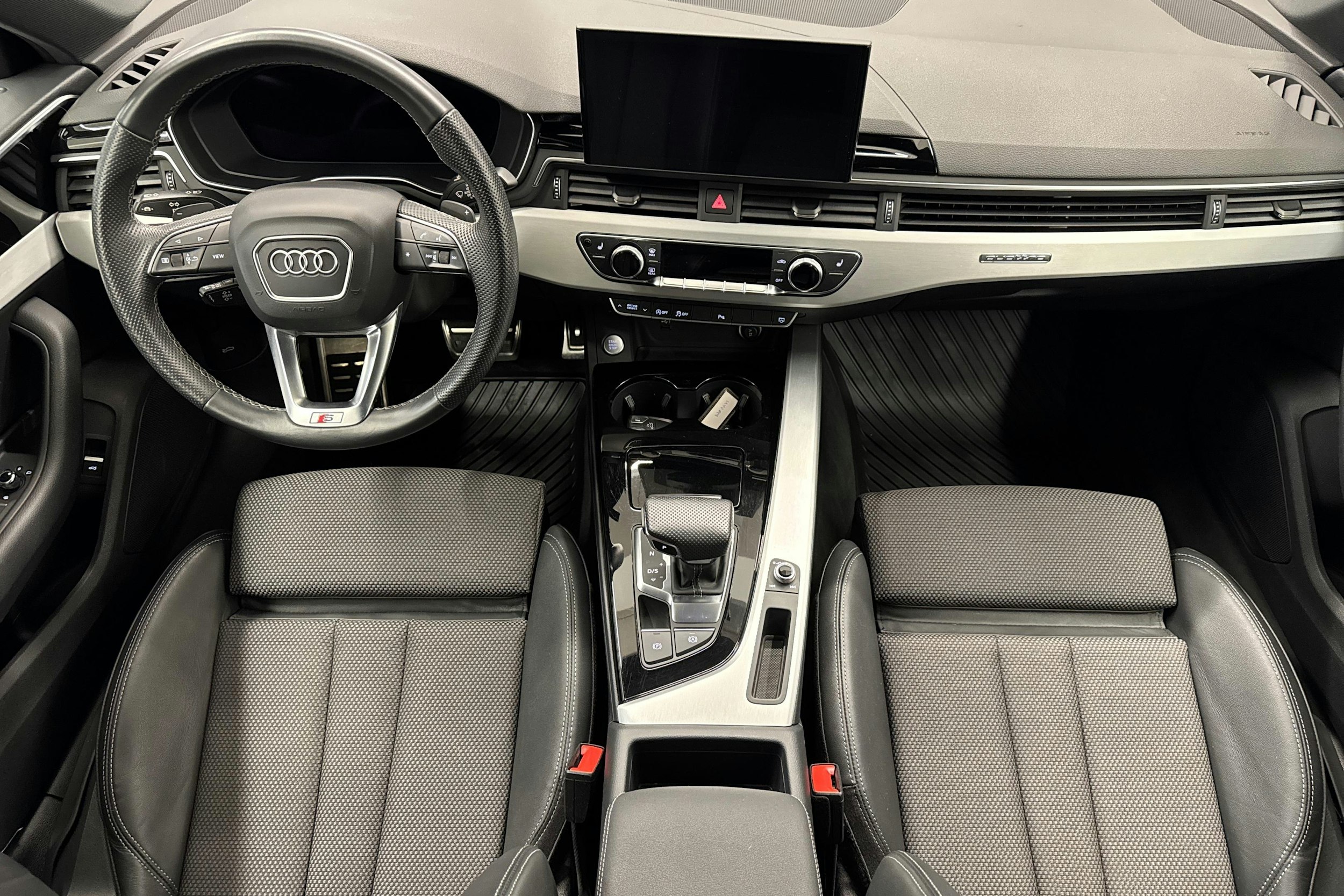 valkoinen Audi A4 2021 kuva 7.