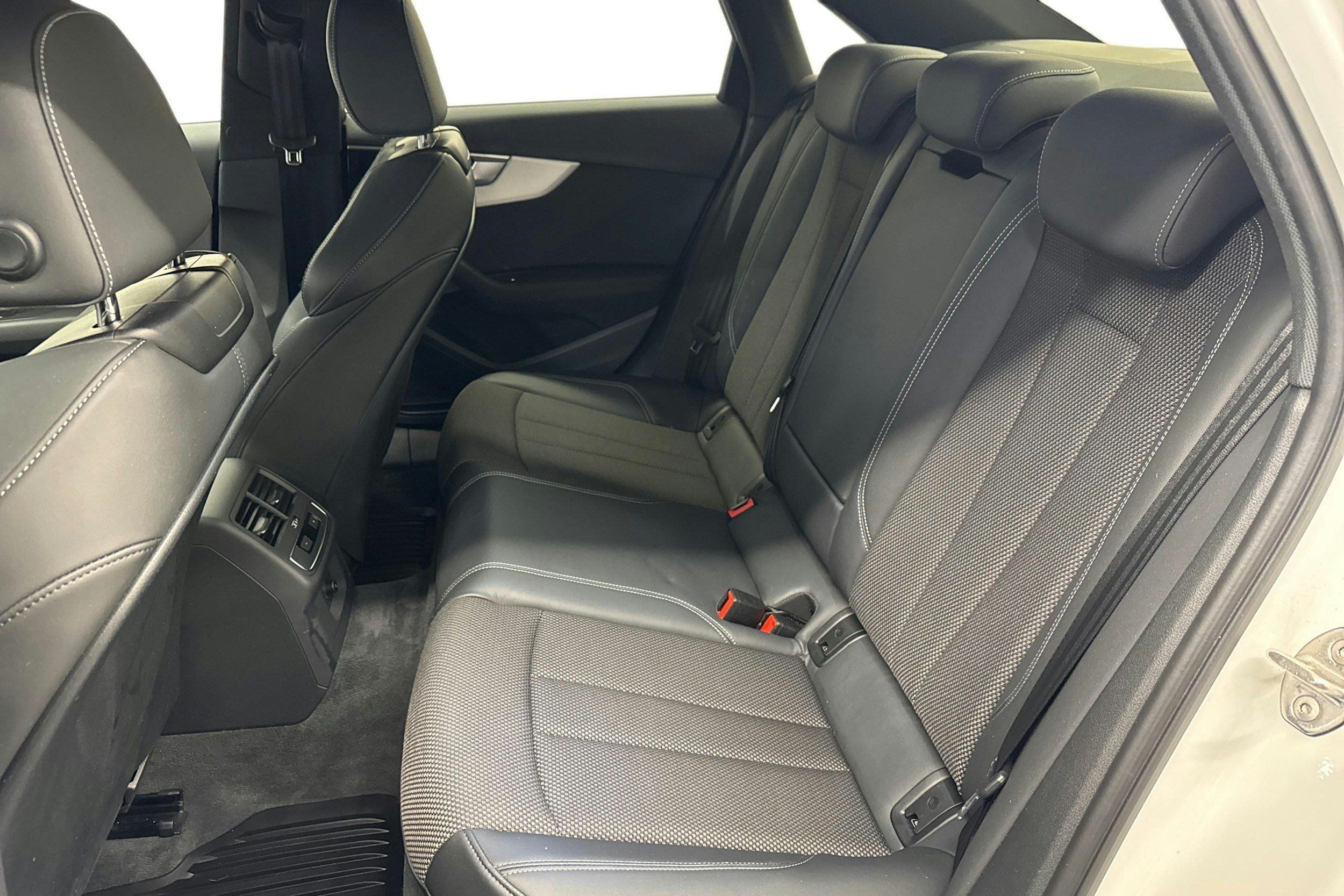 valkoinen Audi A4 2021 kuva 8.