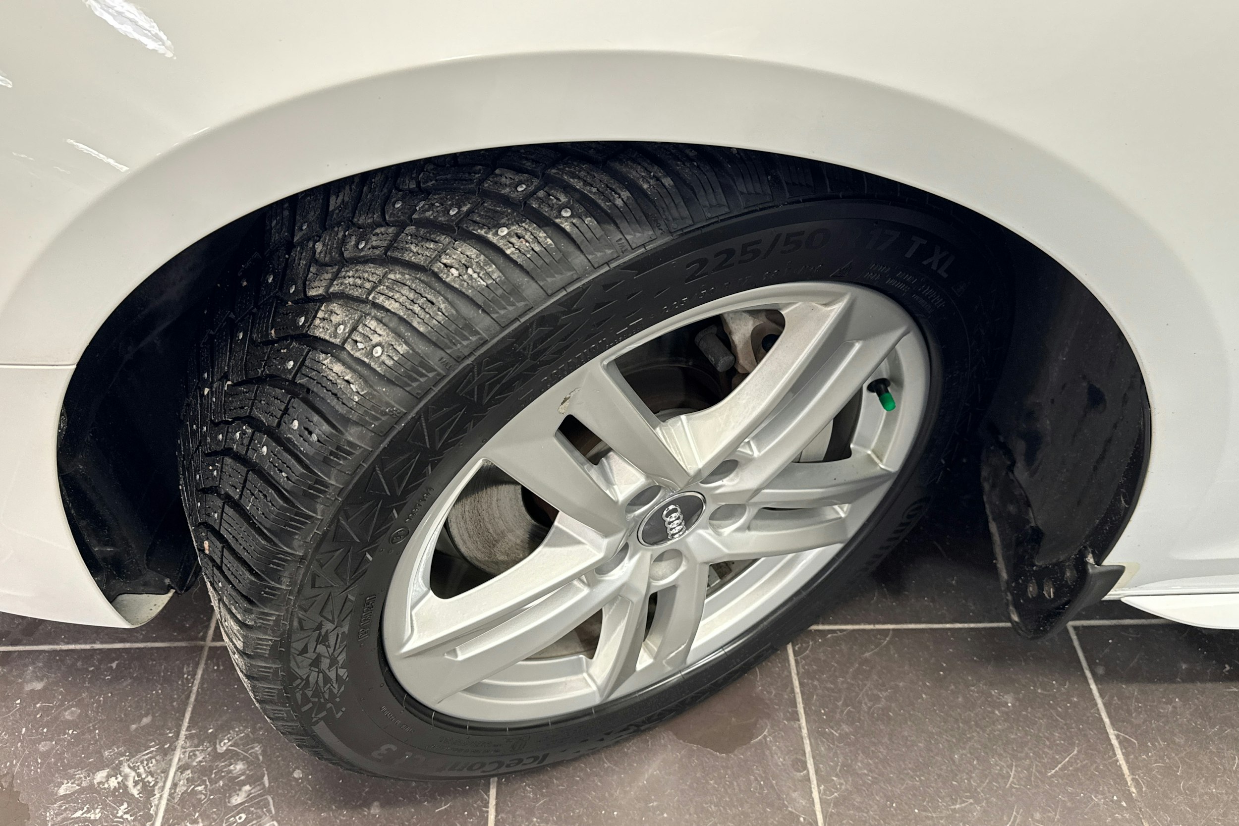 valkoinen Audi A4 2021 kuva 10.