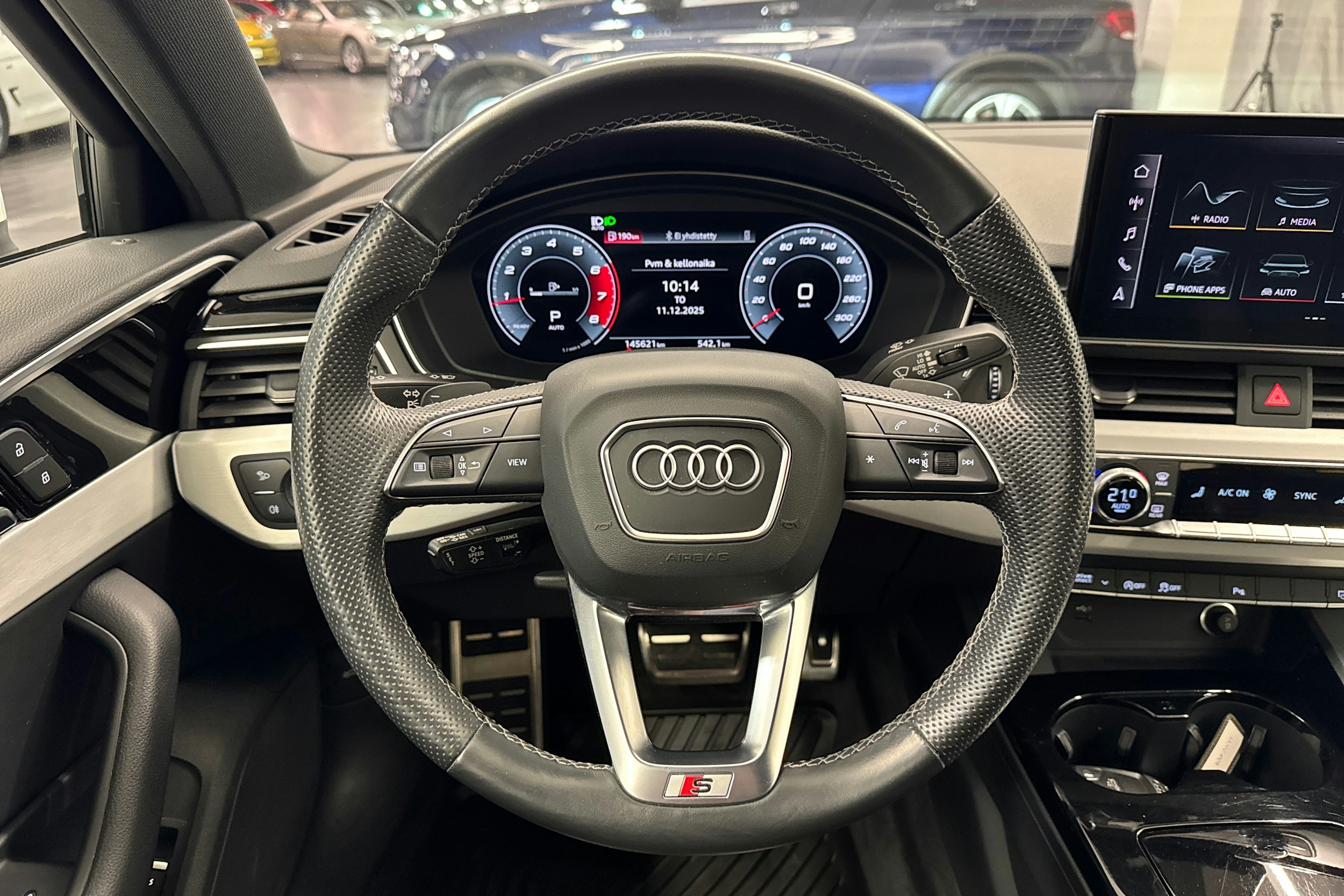 valkoinen Audi A4 2021 kuva 11.