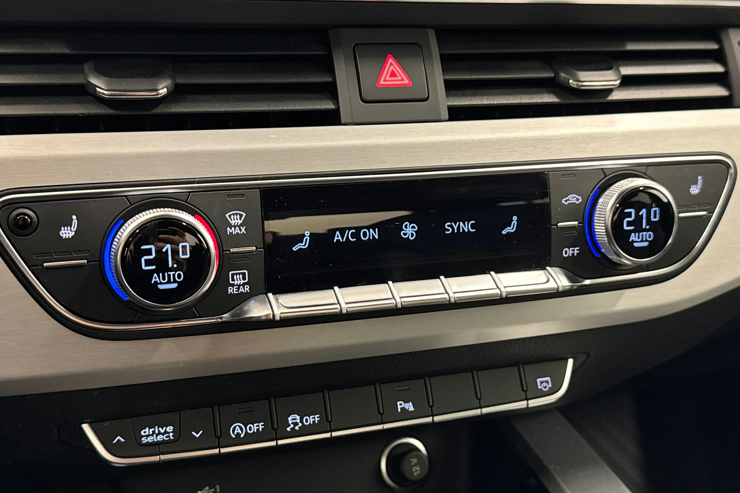 valkoinen Audi A4 2021 kuva 18.