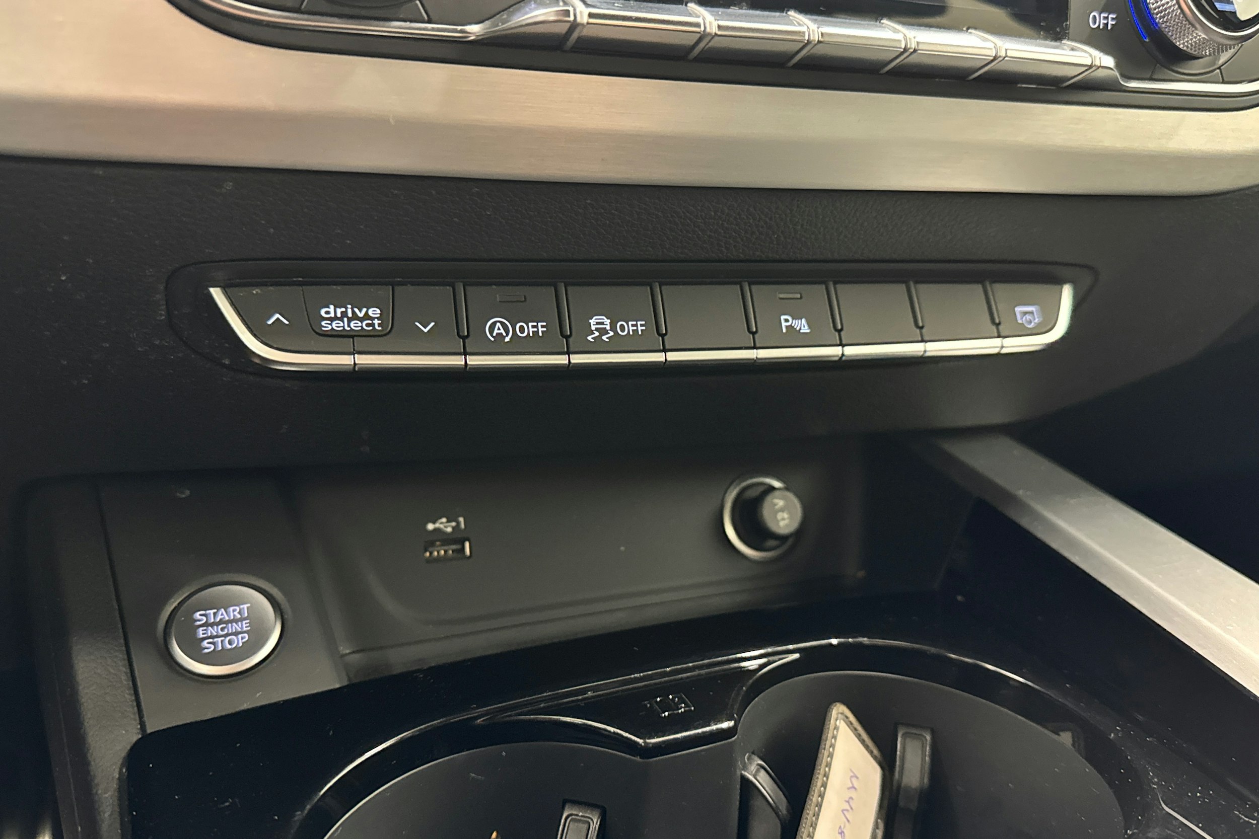 valkoinen Audi A4 2021 kuva 19.