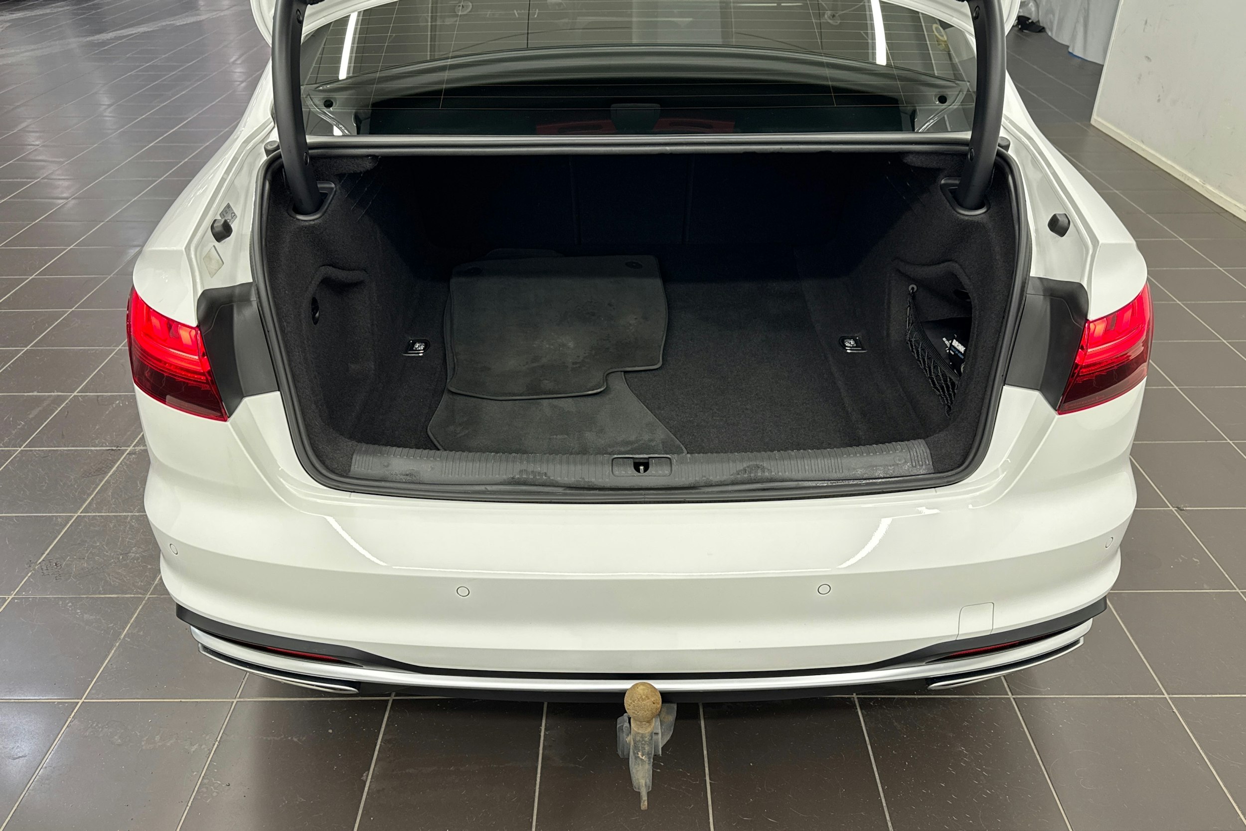 valkoinen Audi A4 2021 kuva 22.