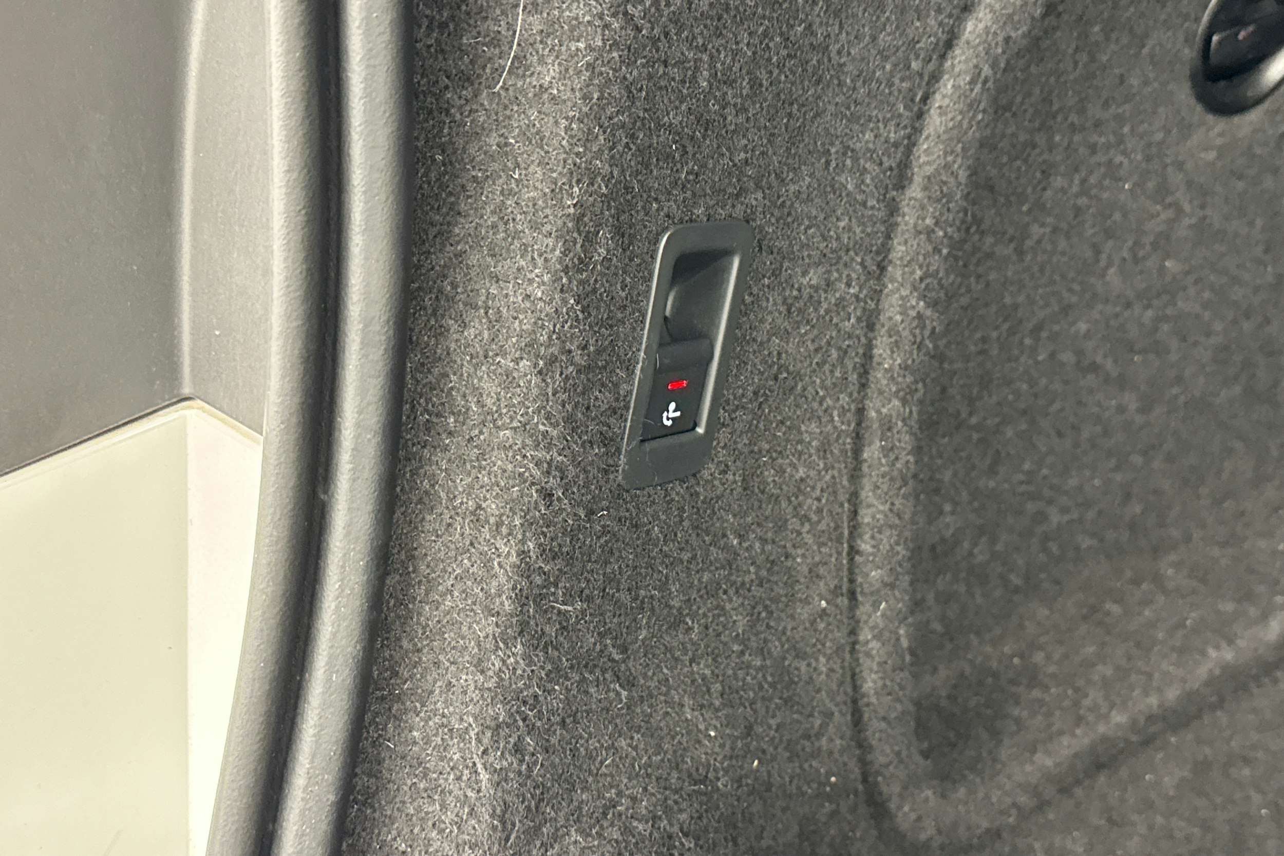 valkoinen Audi A4 2021 kuva 23.