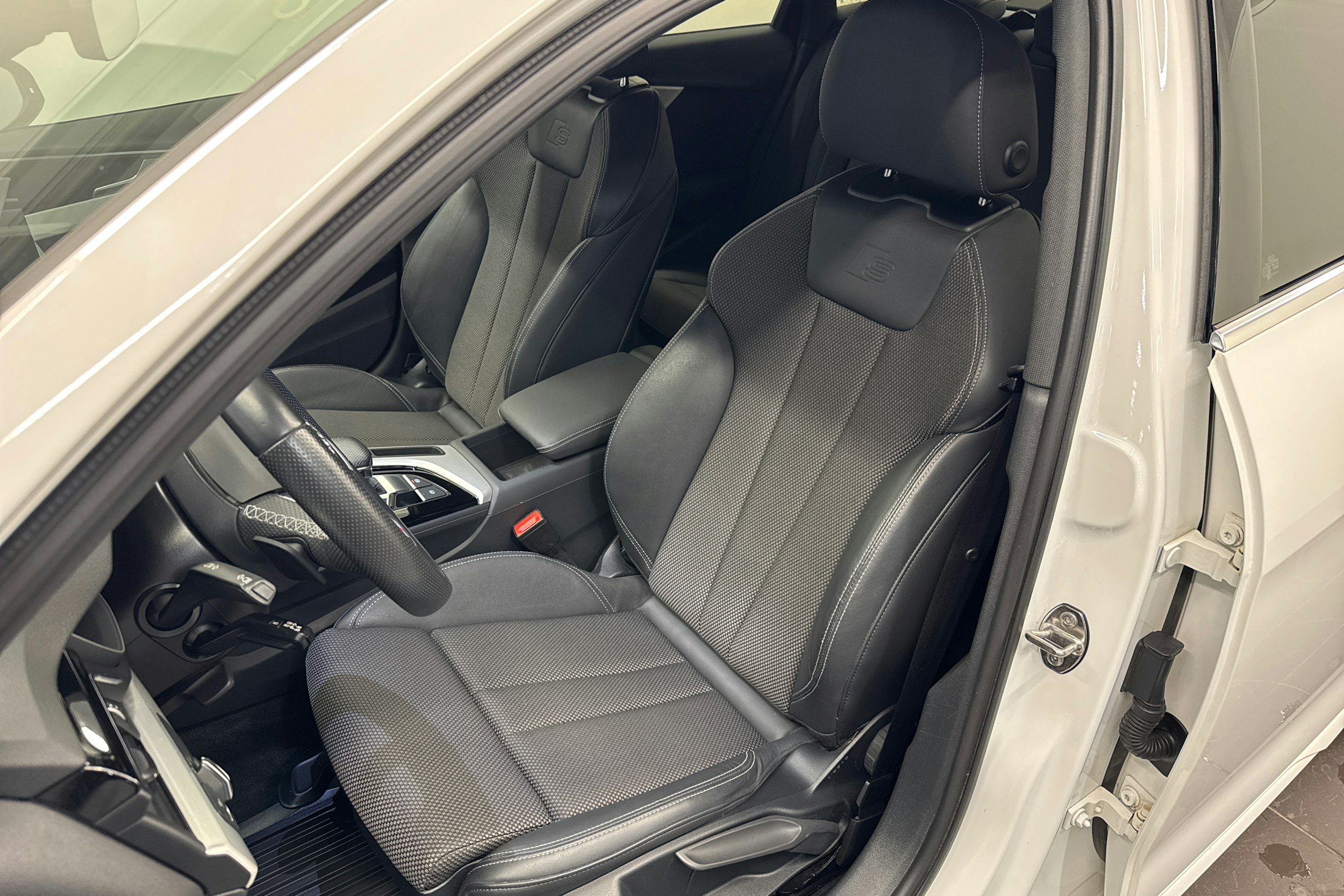 valkoinen Audi A4 2021 kuva 24.