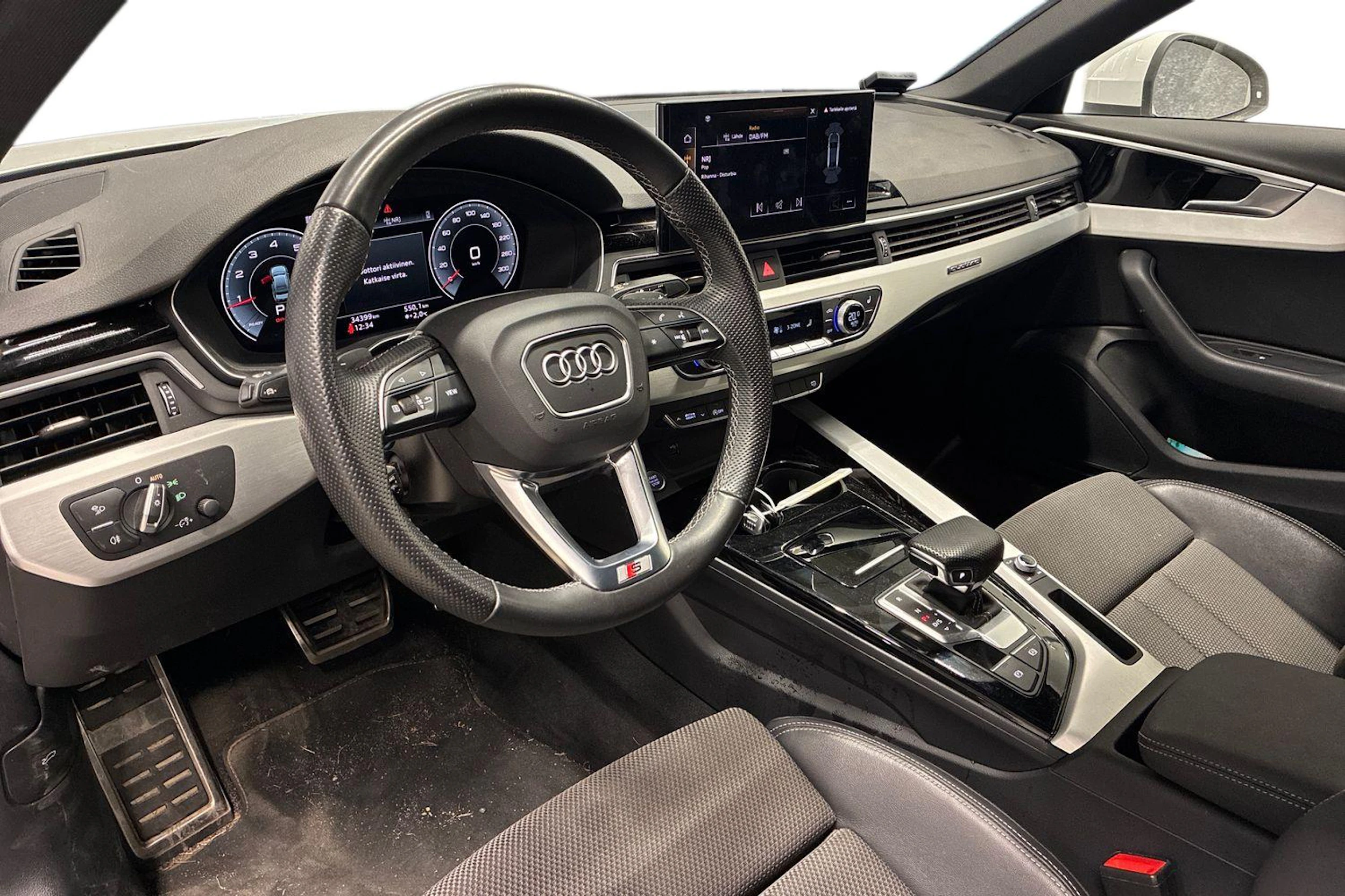 valkoinen Audi A4 2021 kuva 3.