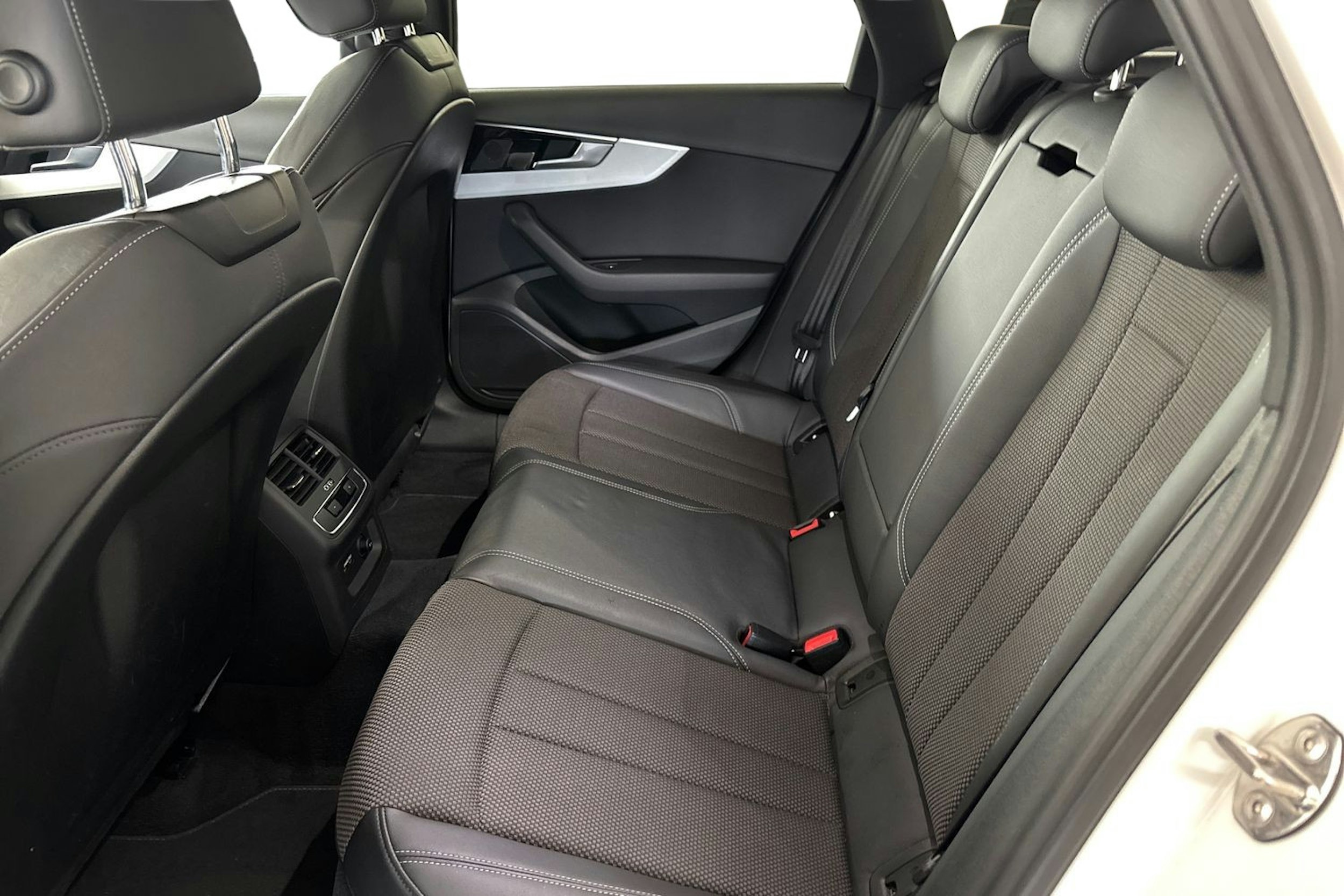 valkoinen Audi A4 2021 kuva 10.