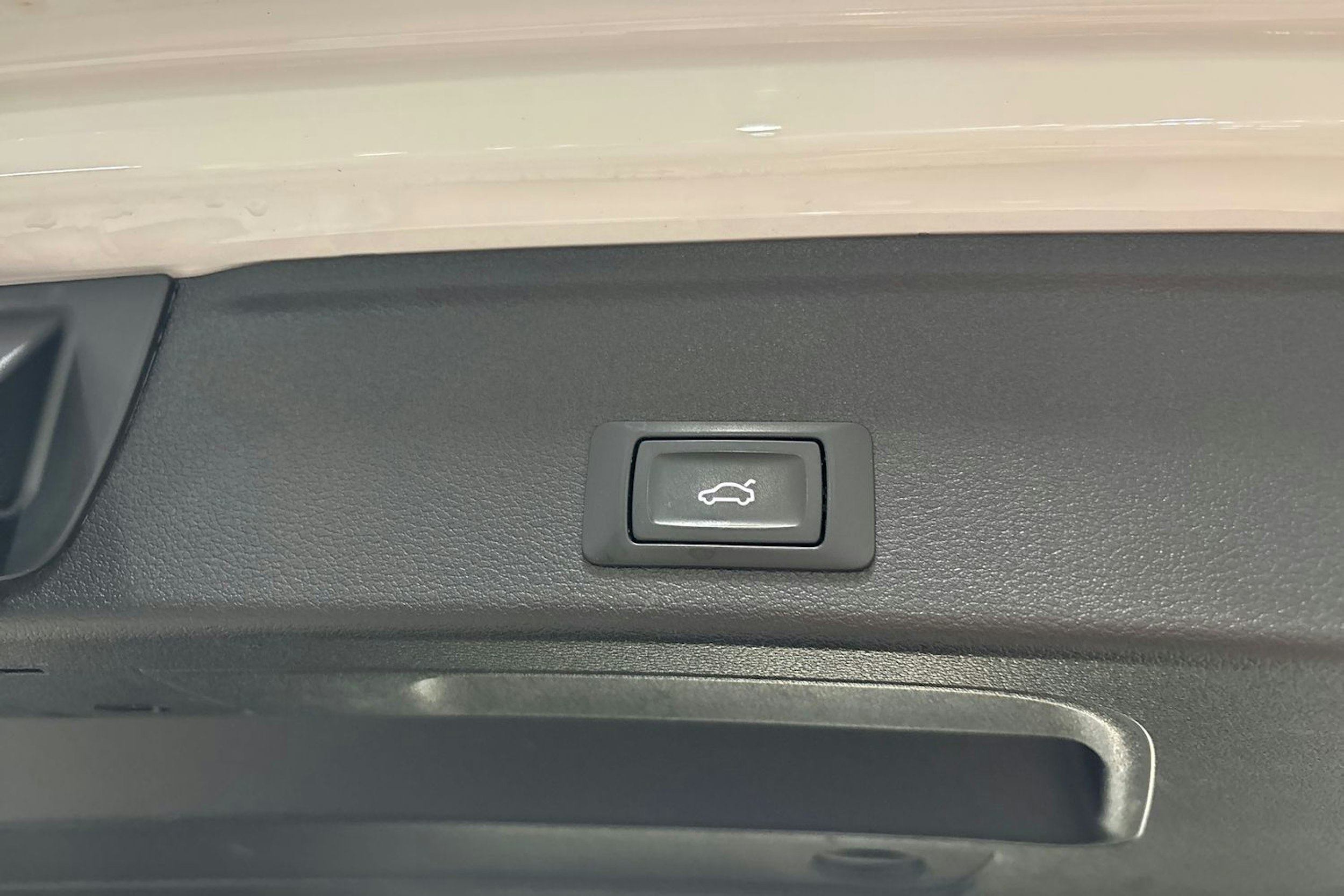 valkoinen Audi A4 2021 kuva 15.