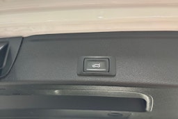 valkoinen Audi A4 2021 kuva 15.