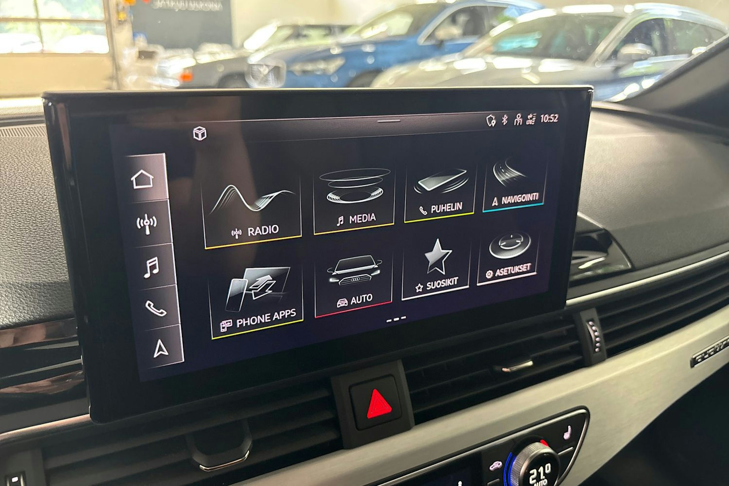 valkoinen Audi A4 2021 kuva 22.
