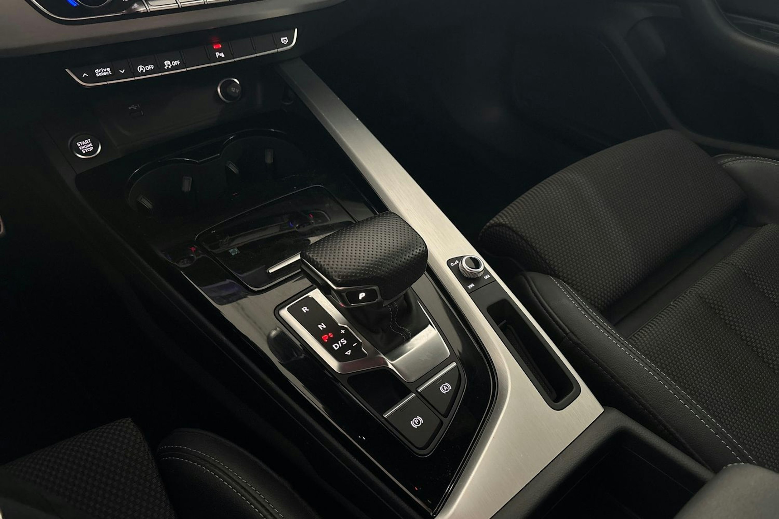 valkoinen Audi A4 2021 kuva 29.