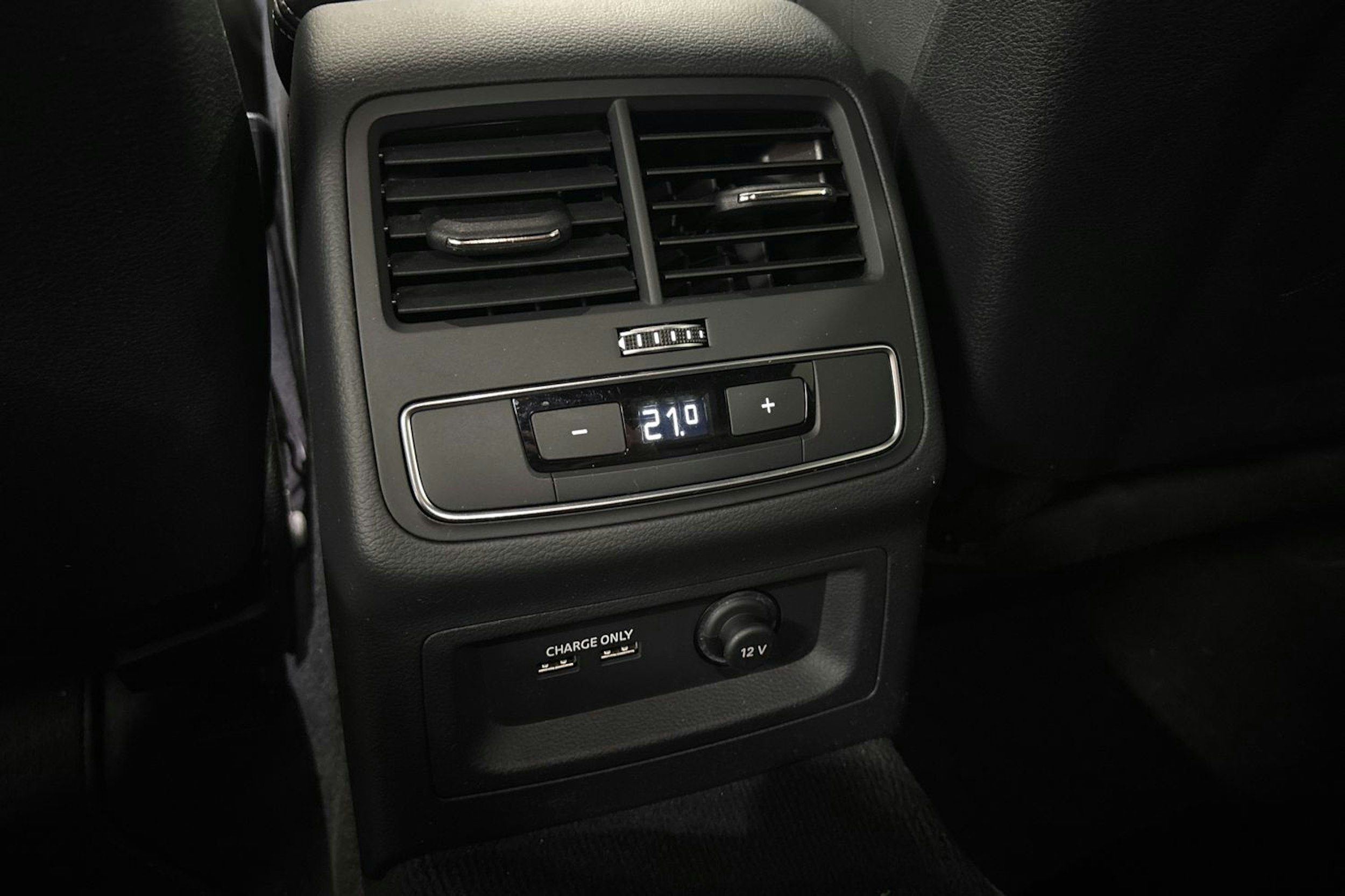 valkoinen Audi A4 2021 kuva 30.