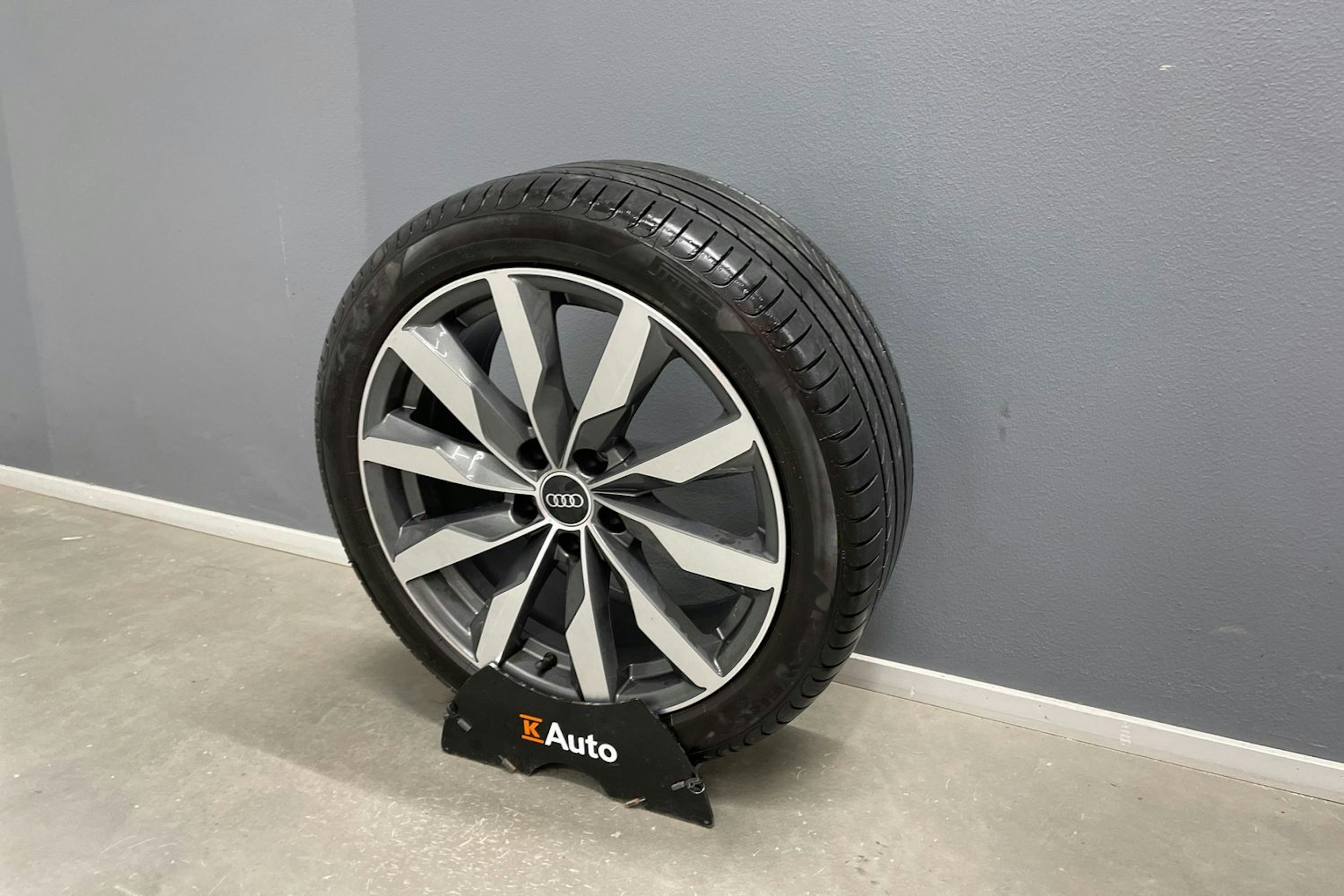 valkoinen Audi A4 2021 kuva 11.