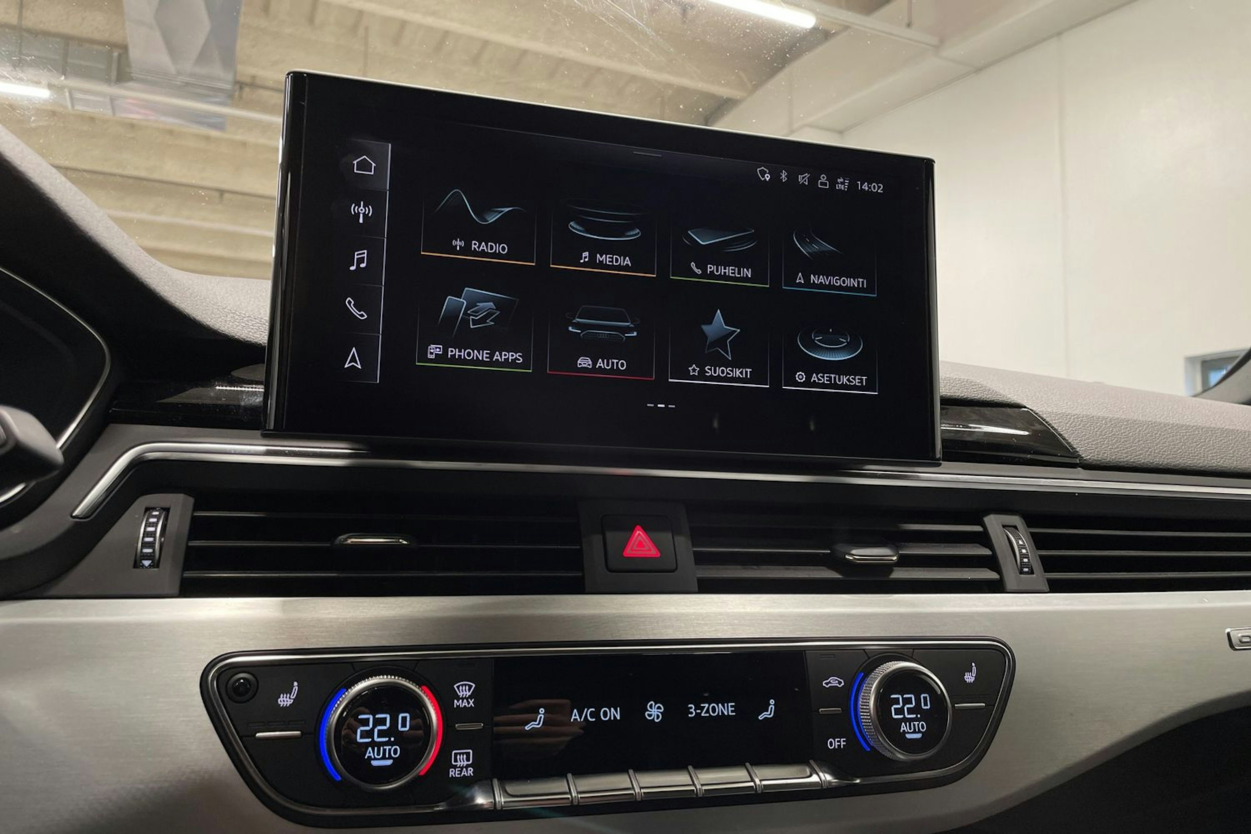 valkoinen Audi A4 2021 kuva 14.