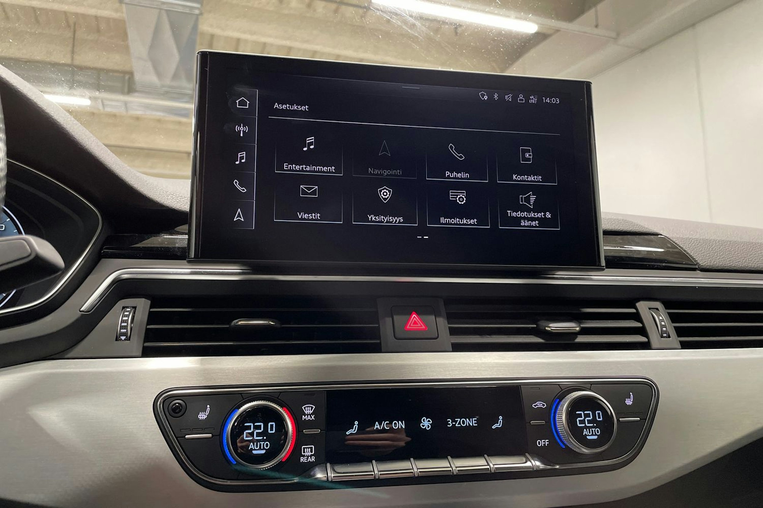 valkoinen Audi A4 2021 kuva 16.