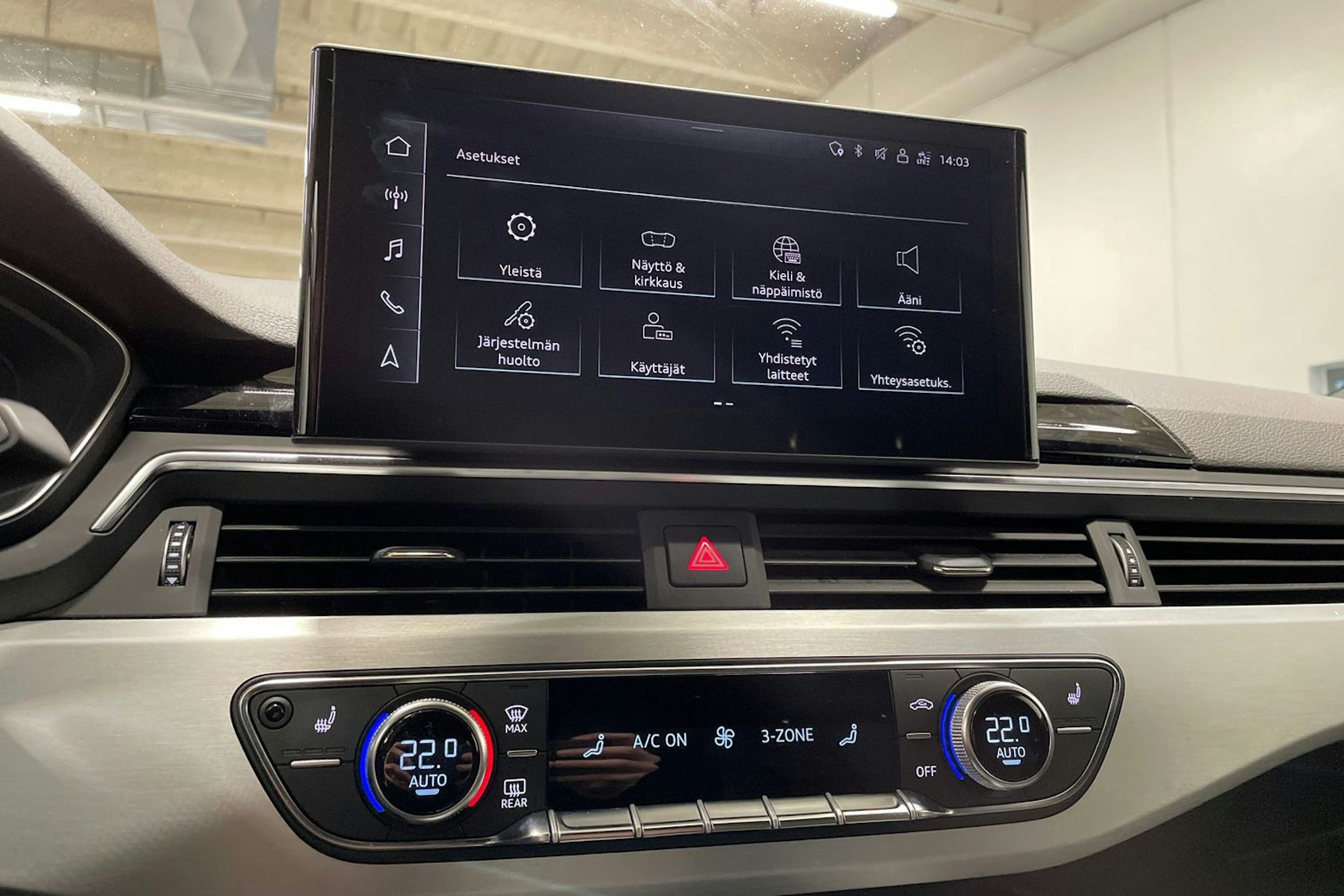 valkoinen Audi A4 2021 kuva 17.