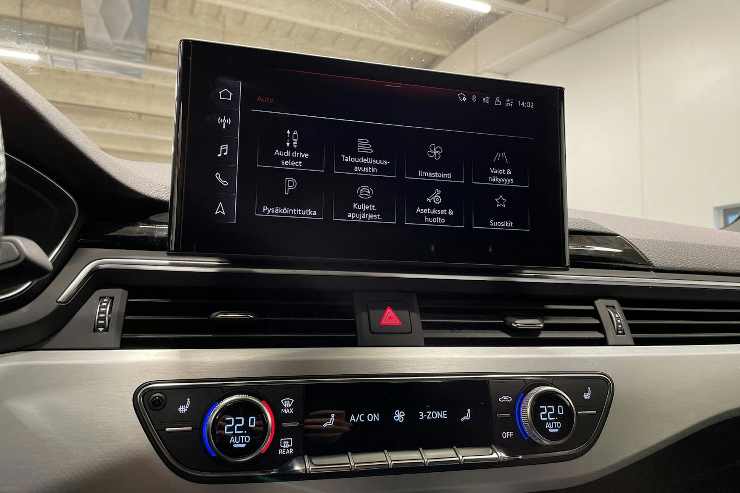 valkoinen Audi A4 2021 kuva 18.