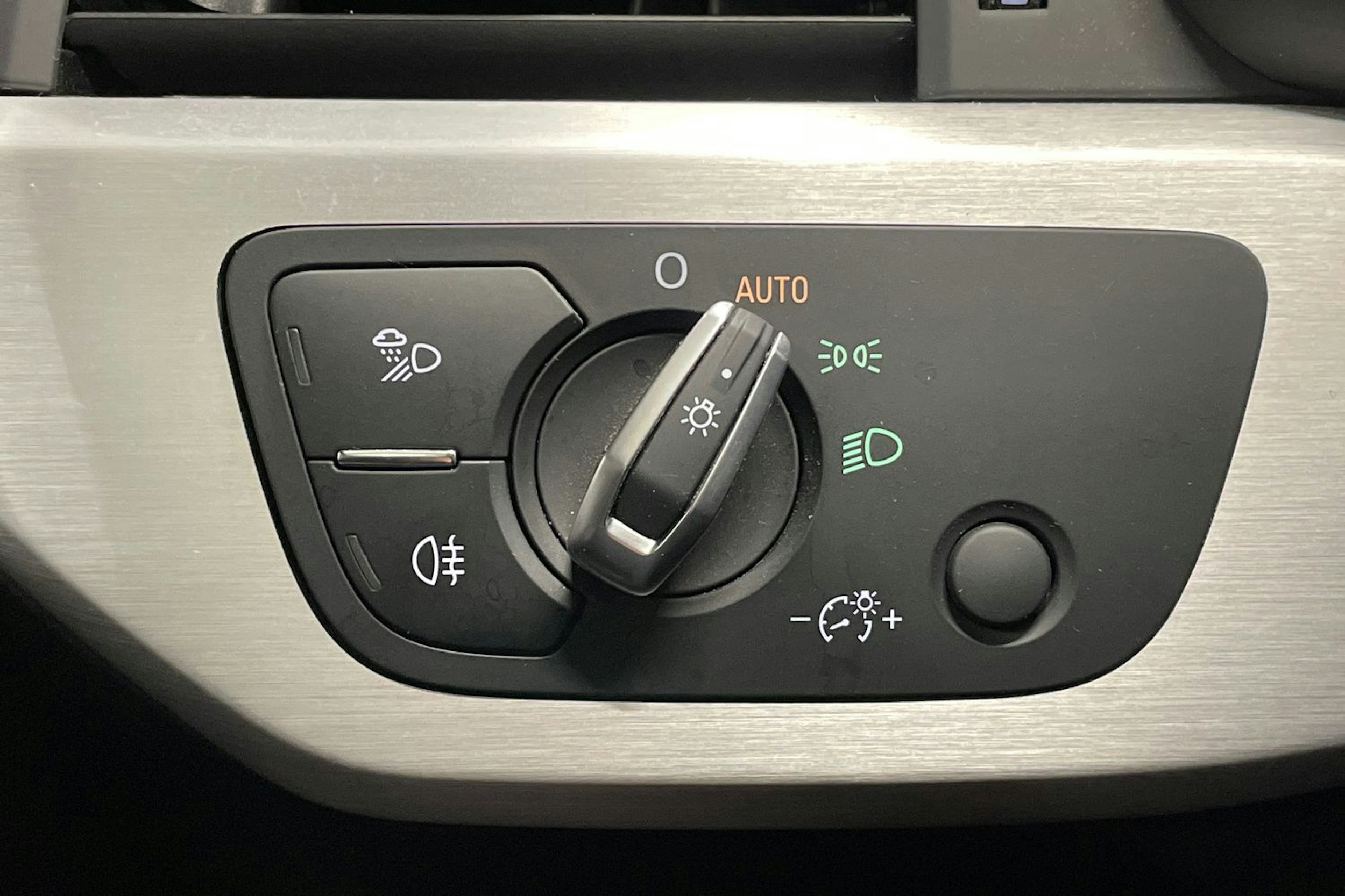 valkoinen Audi A4 2021 kuva 21.