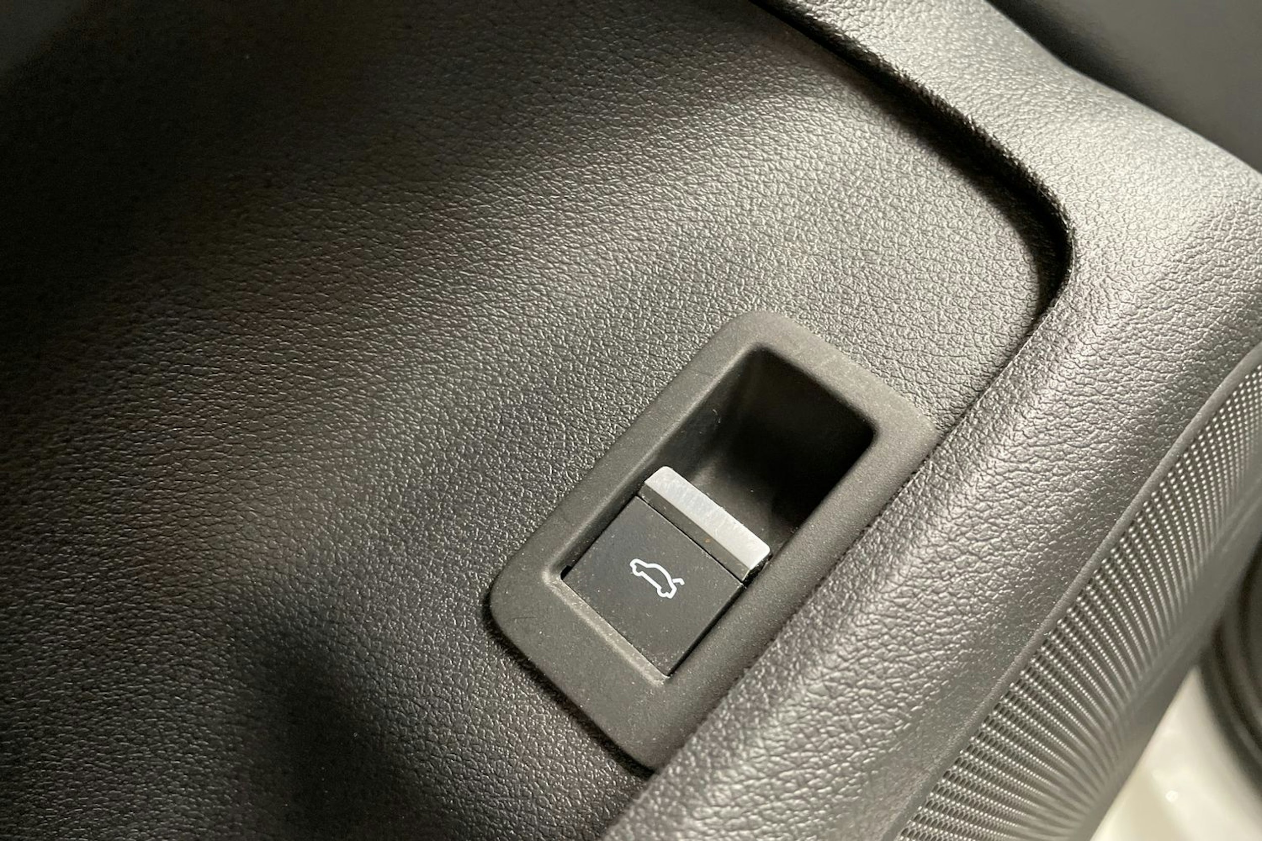 valkoinen Audi A4 2021 kuva 24.