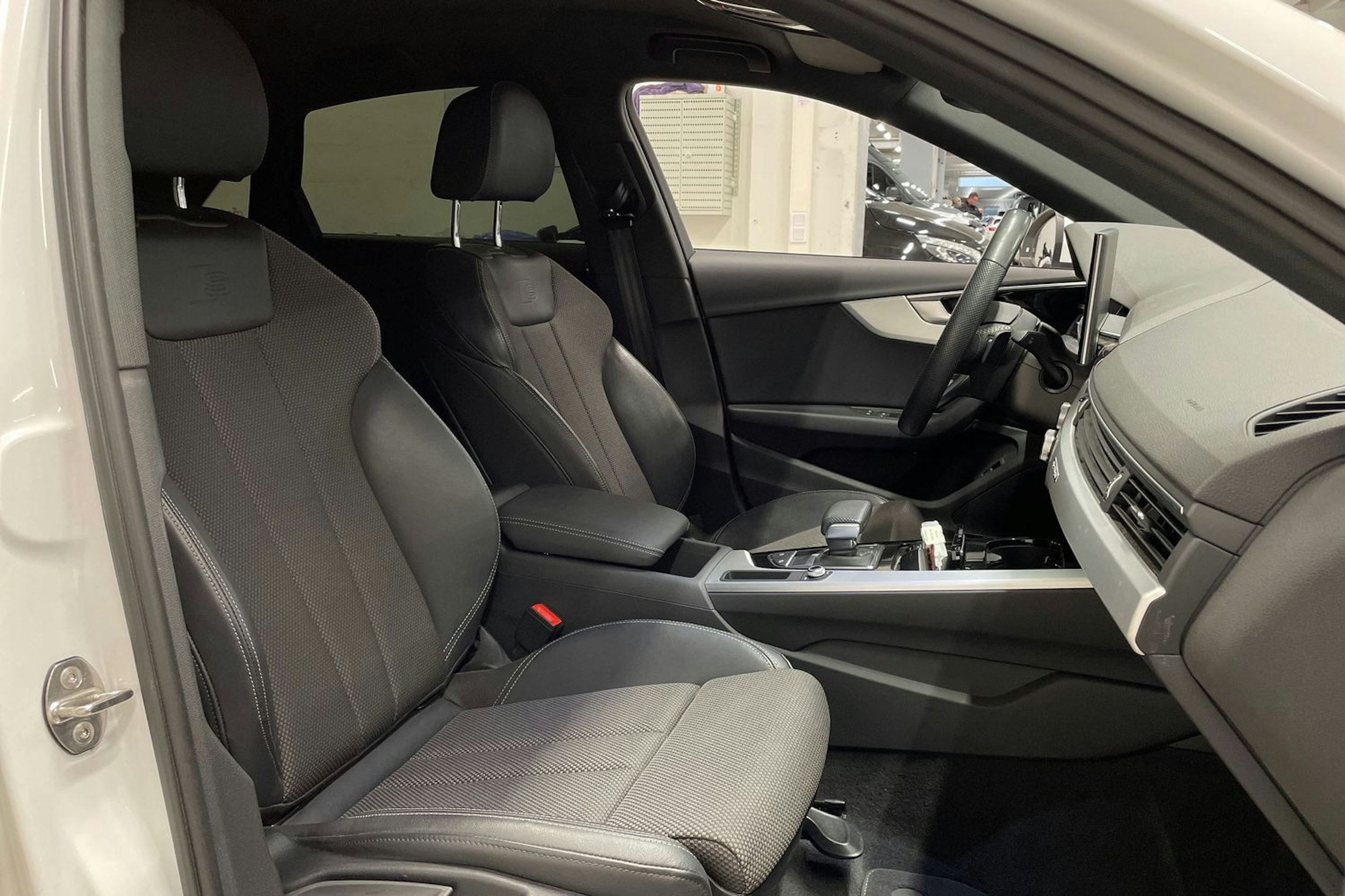 valkoinen Audi A4 2021 kuva 26.