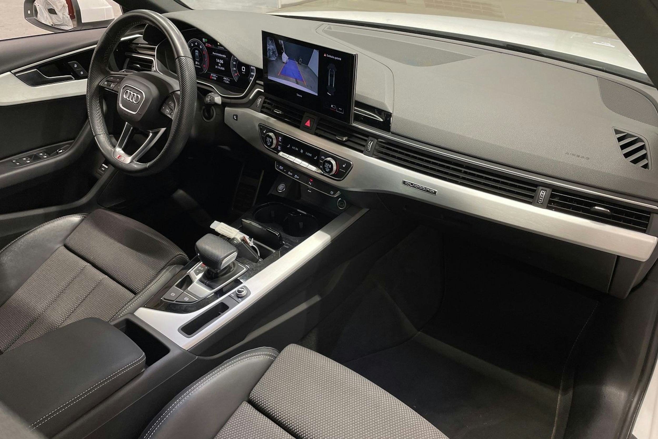valkoinen Audi A4 2021 kuva 27.